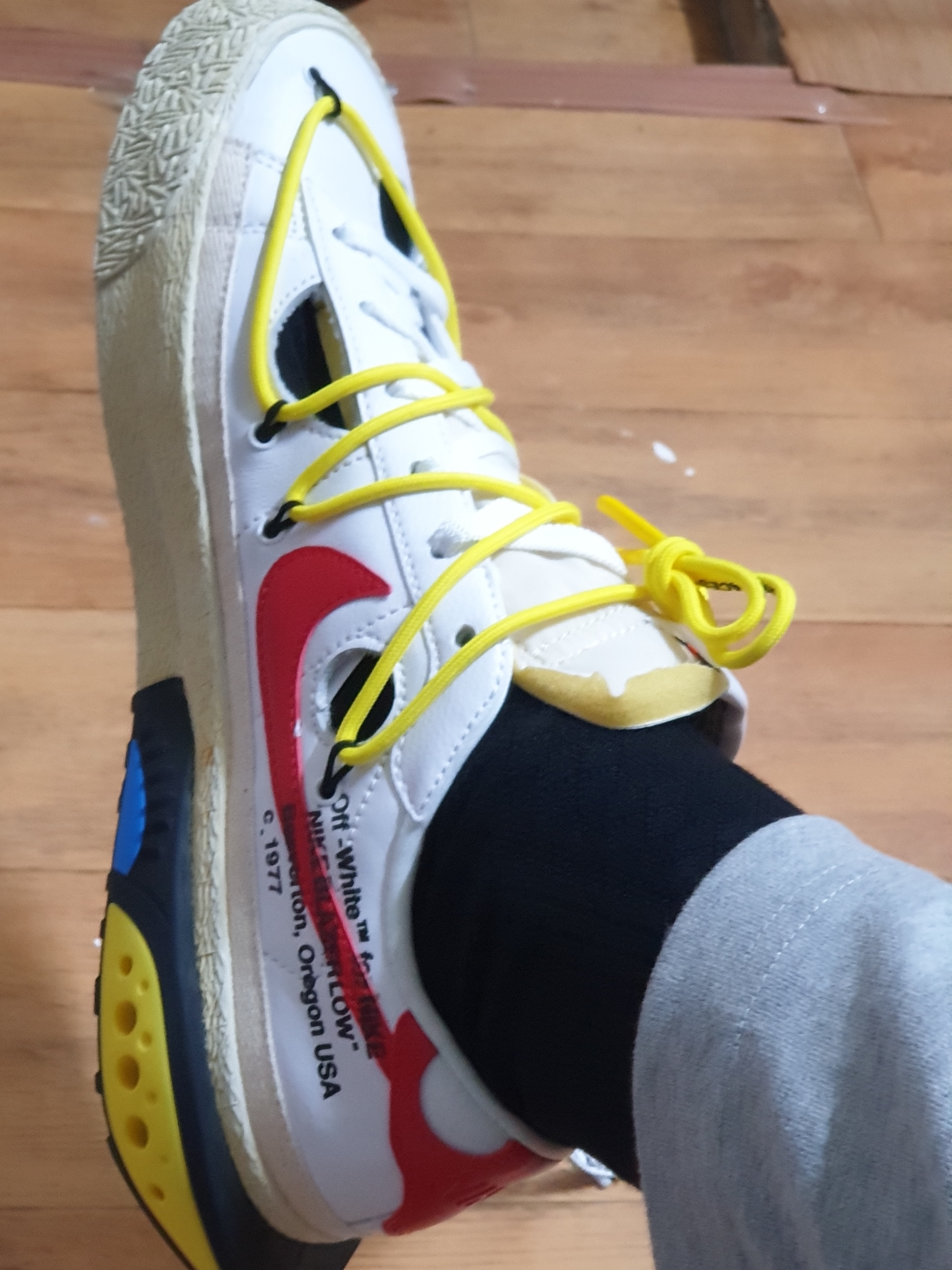 Nike x Off-White Blazer Low '77 White and University Red 착용 스타일 - 2
