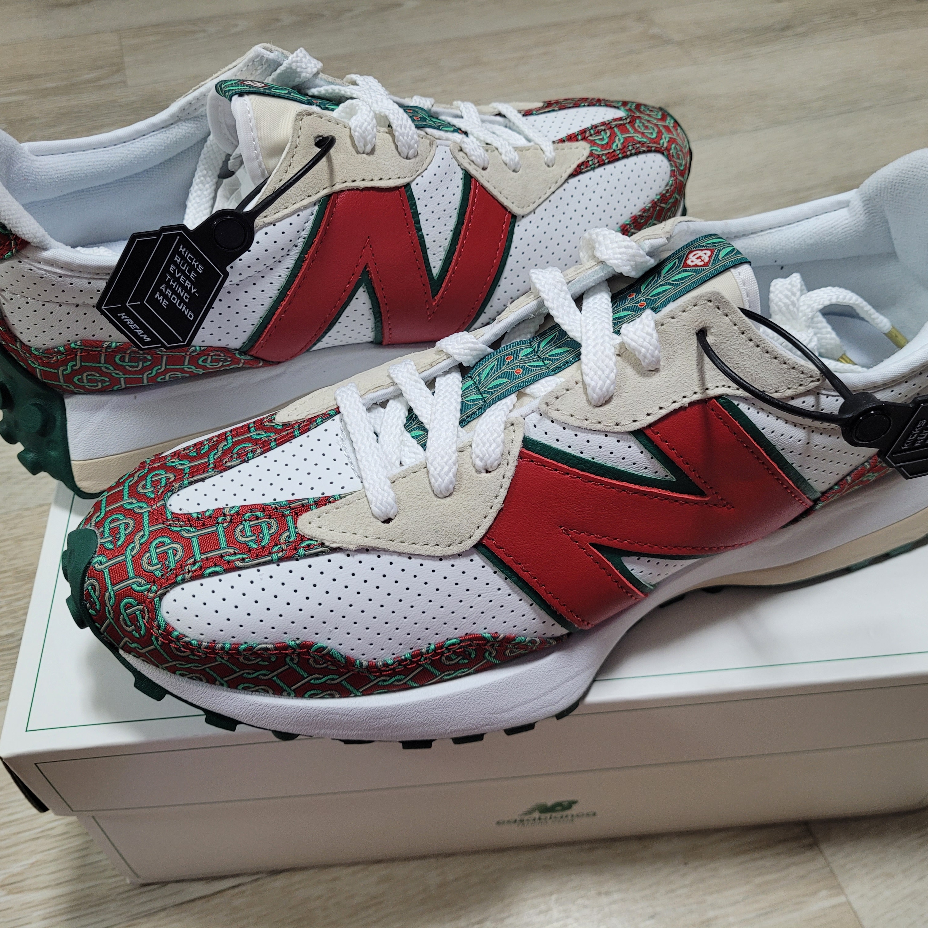 New Balance x Casablanca 327 Idealist Monogram Red Green 착용 스타일 - 2