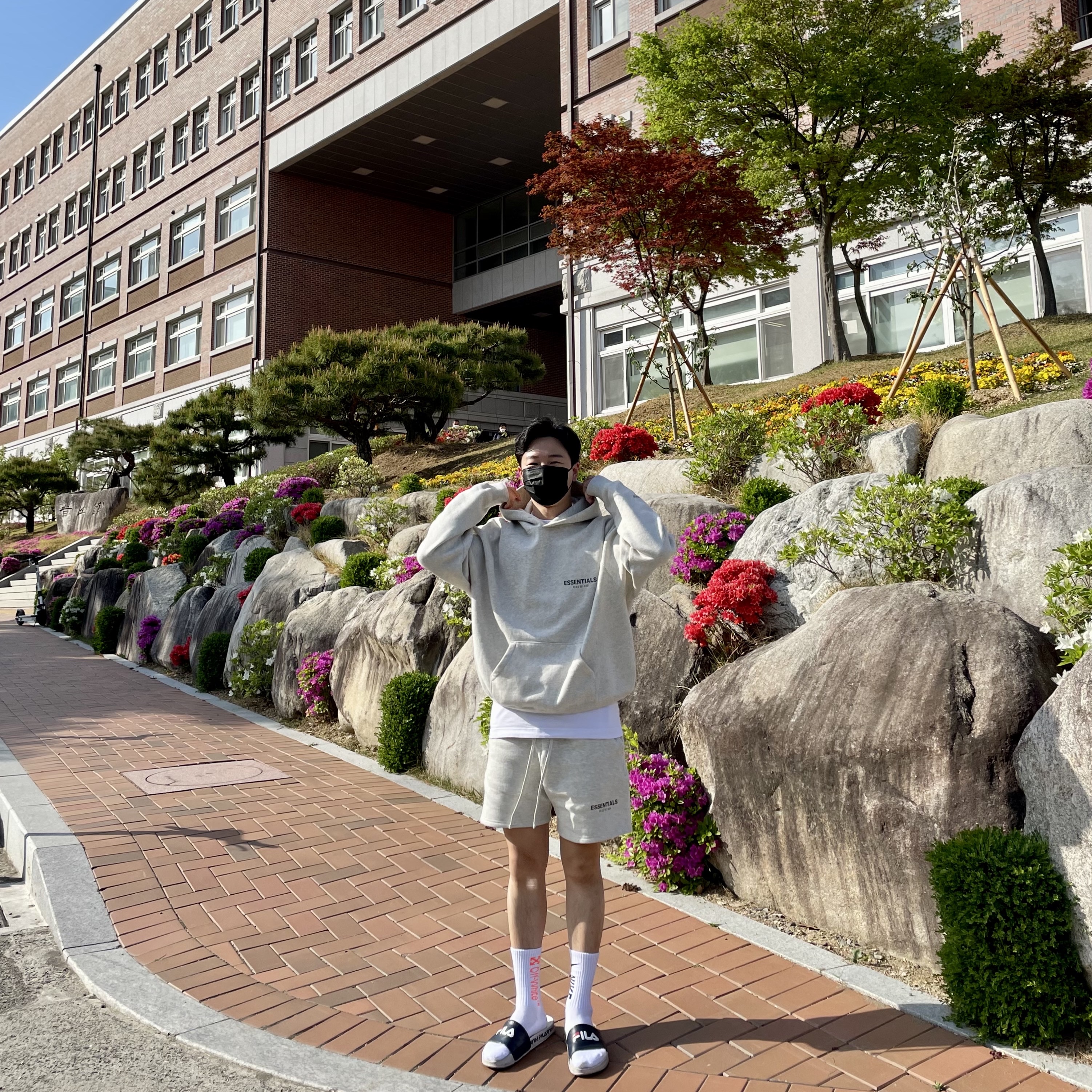 Essentials The Core Collection Pullover Hoodie Oatmeal, Essentials The Core Collection Sweatshorts Oatmeal 착용 스타일 - 2