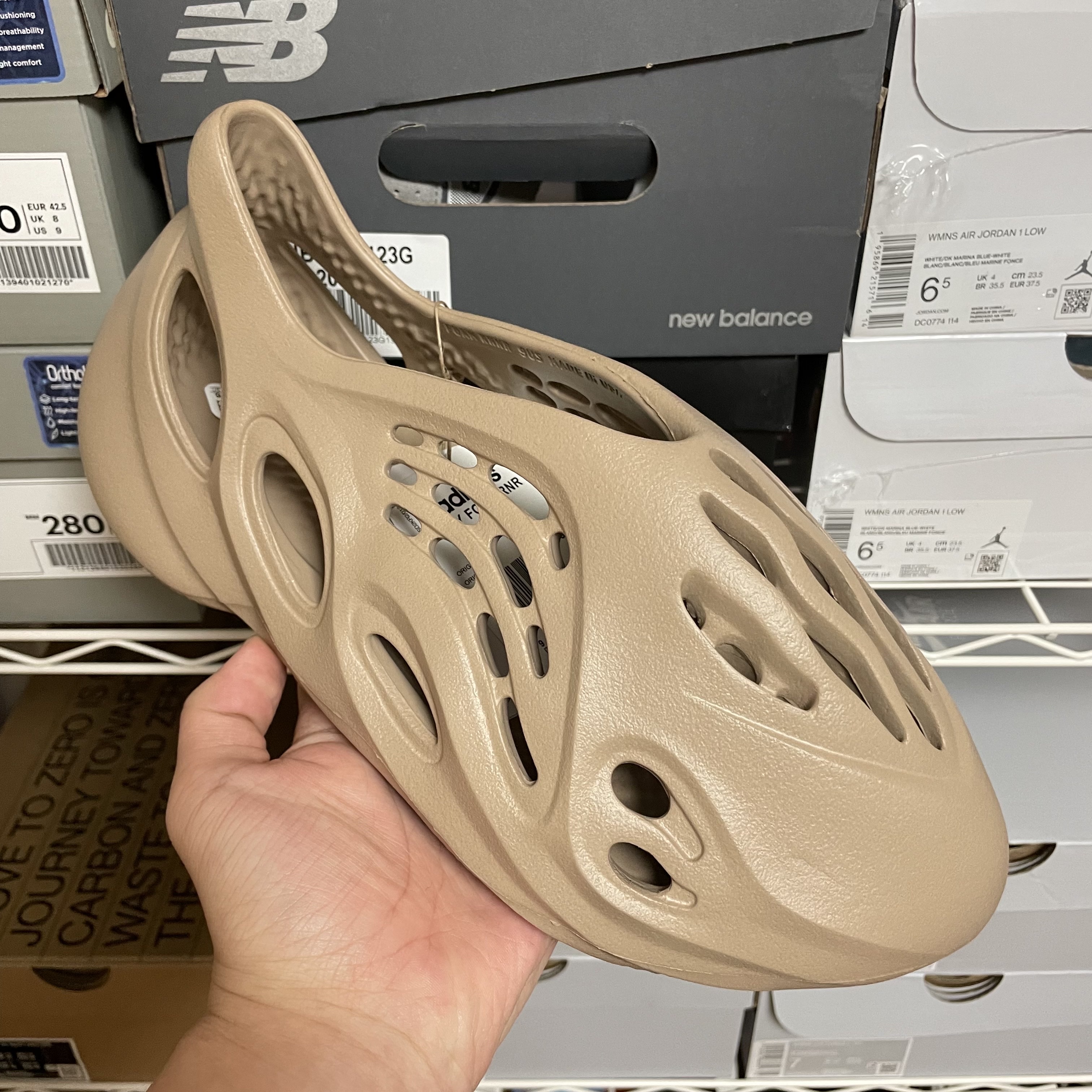 Adidas Yeezy Foam RNNR Mist 착용 스타일