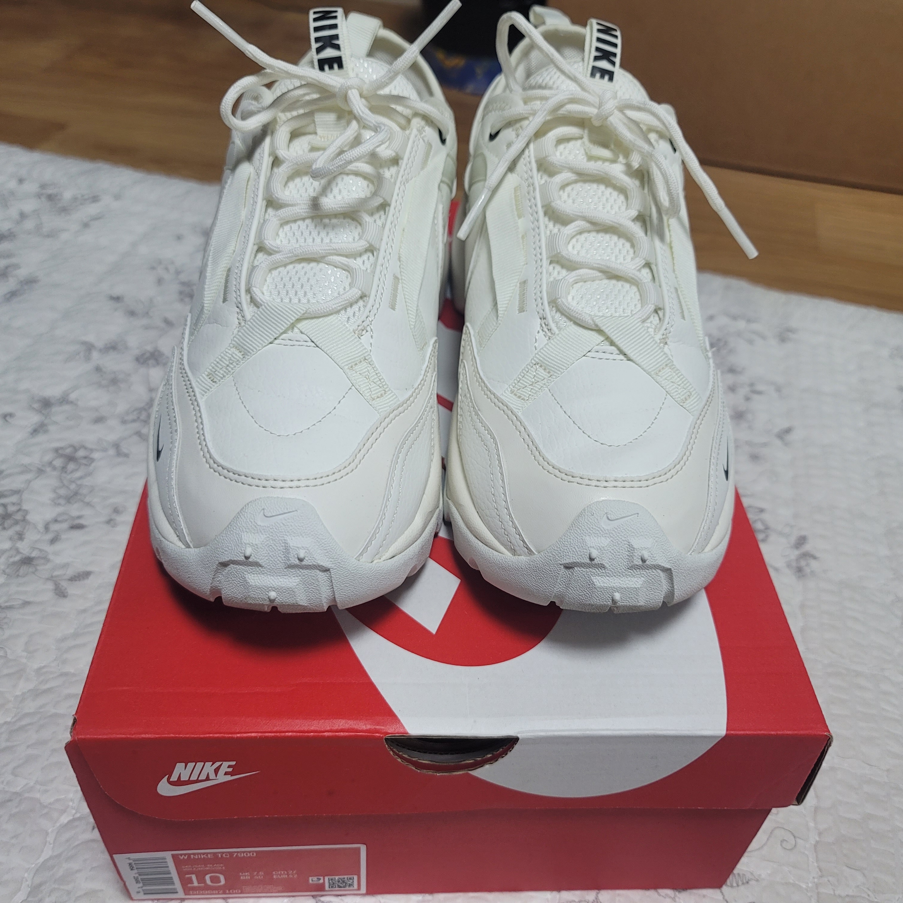 (W) Nike TC 7900 Summit White 착용 스타일 - 2
