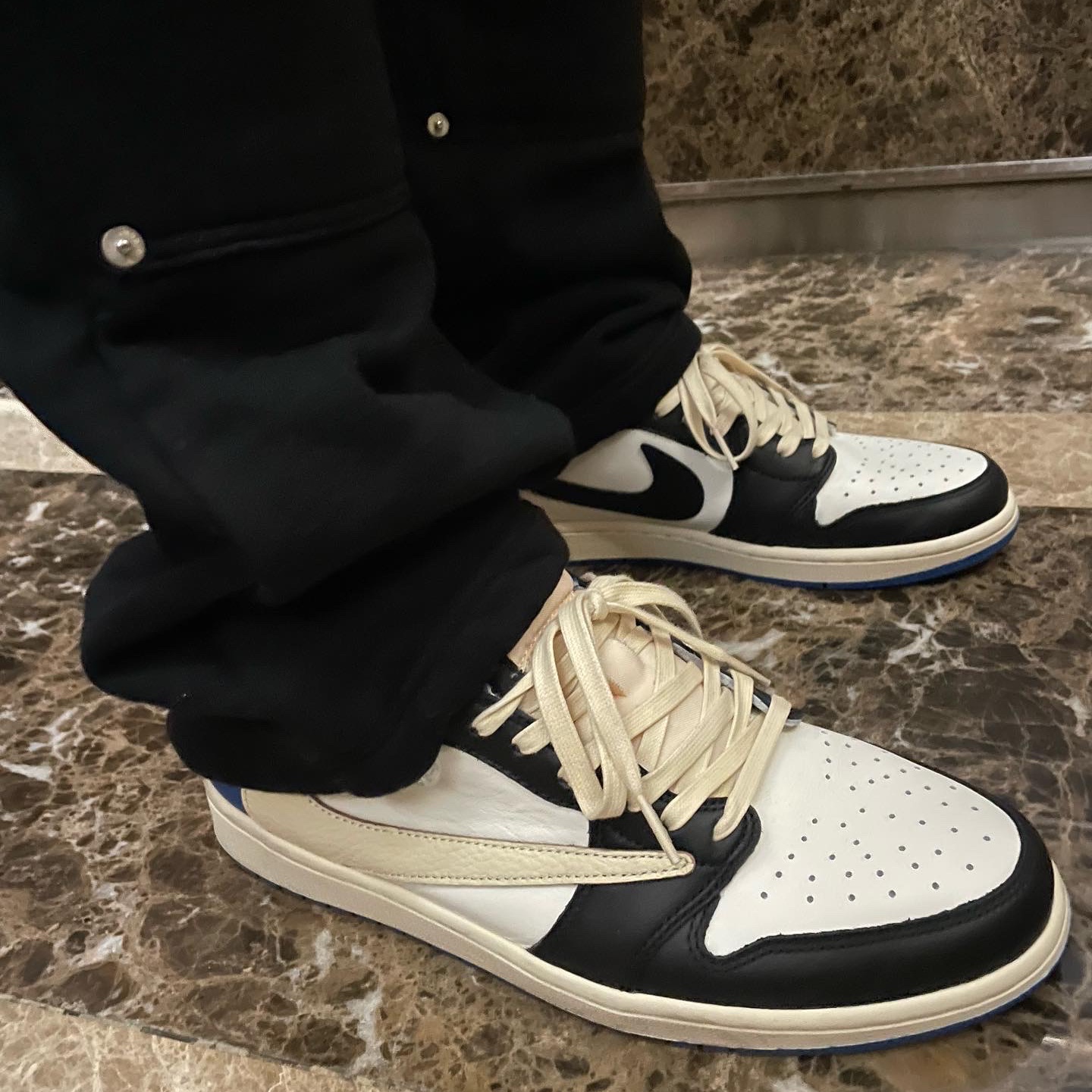 Jordan 1 x Travis Scott x Fragment Retro Low OG SP Military Blue, Supreme x WTAPS Mitchell & Ness Hockey Jersey Blue - 21FW 착용 스타일 - 2