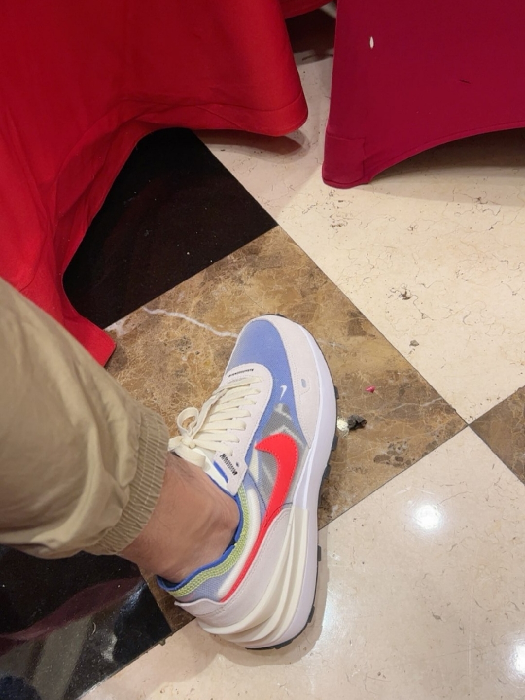 Nike Waffle One Coconut Milk Hyper Crimson 착용 스타일