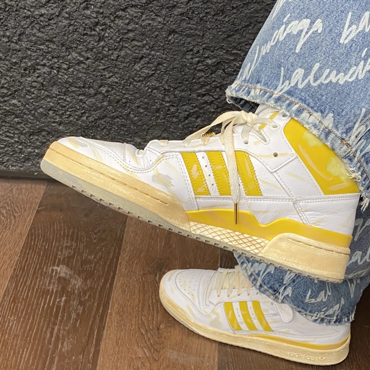 Adidas Forum 84 High AEC Hazy Yellow 착용 스타일 - 1