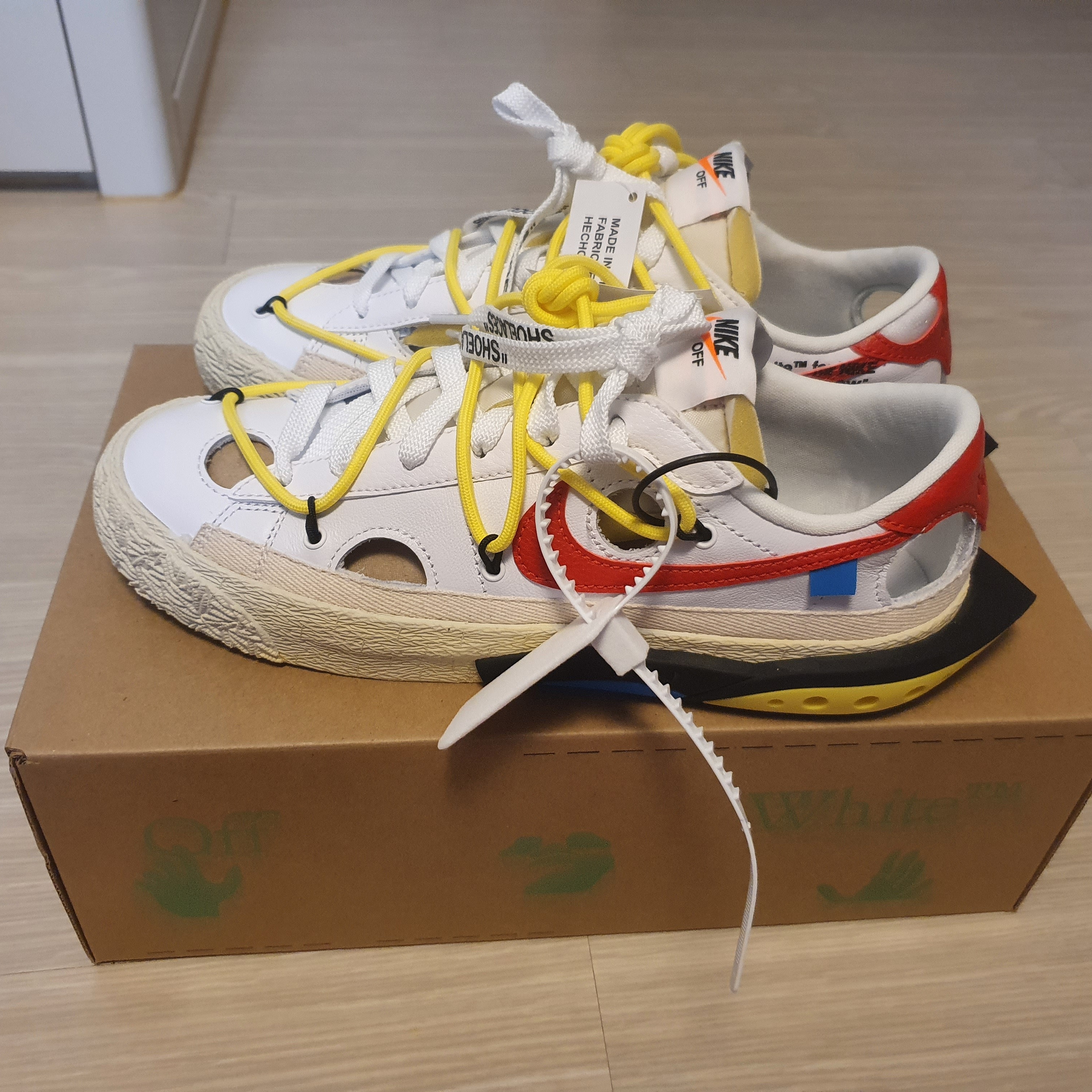 Nike x Off-White Blazer Low '77 White and University Red 착용 스타일 - 1