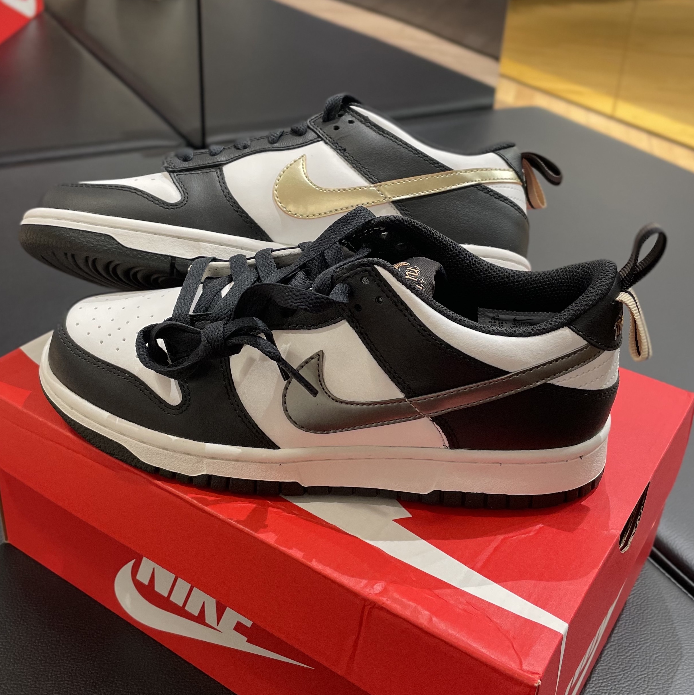 (GS) Nike Dunk Low SE Off Noir Summit White Metallic Pewter 착용 스타일 - 1