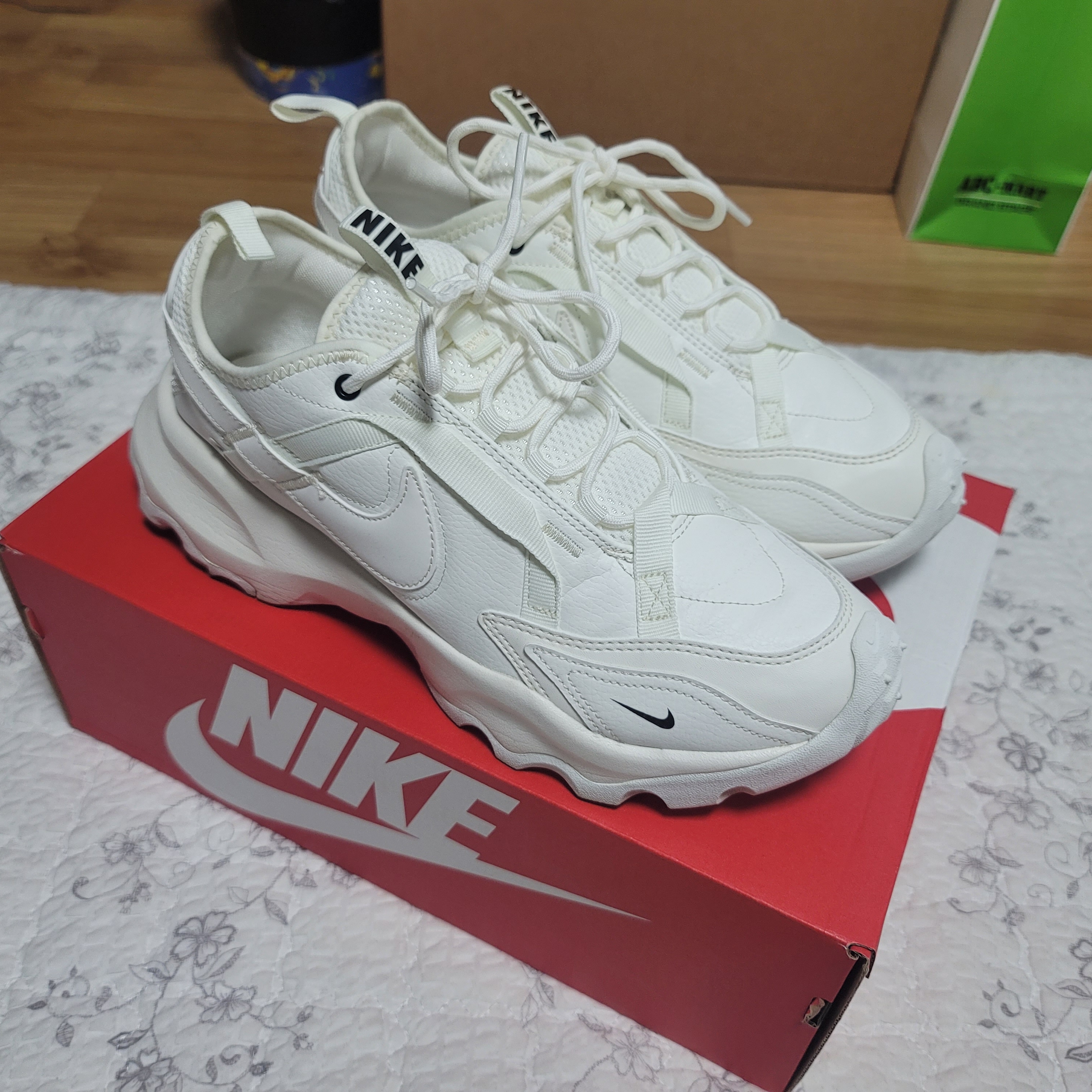 (W) Nike TC 7900 Summit White 착용 스타일 - 1
