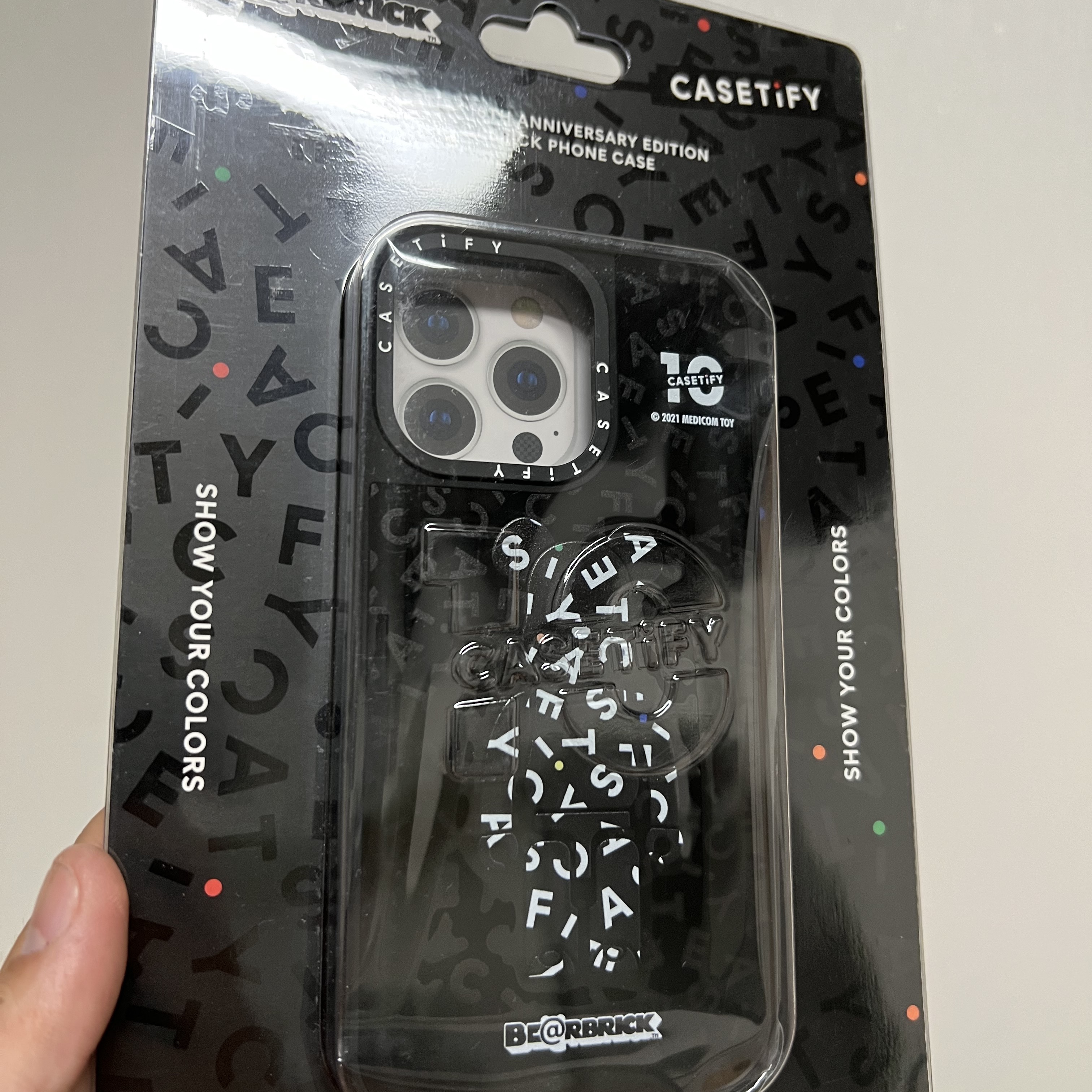 Casetify x Bearbrick 10th Anniversary Monogram MagSafe Mirror iPhone Case Black 착용 스타일 - 3