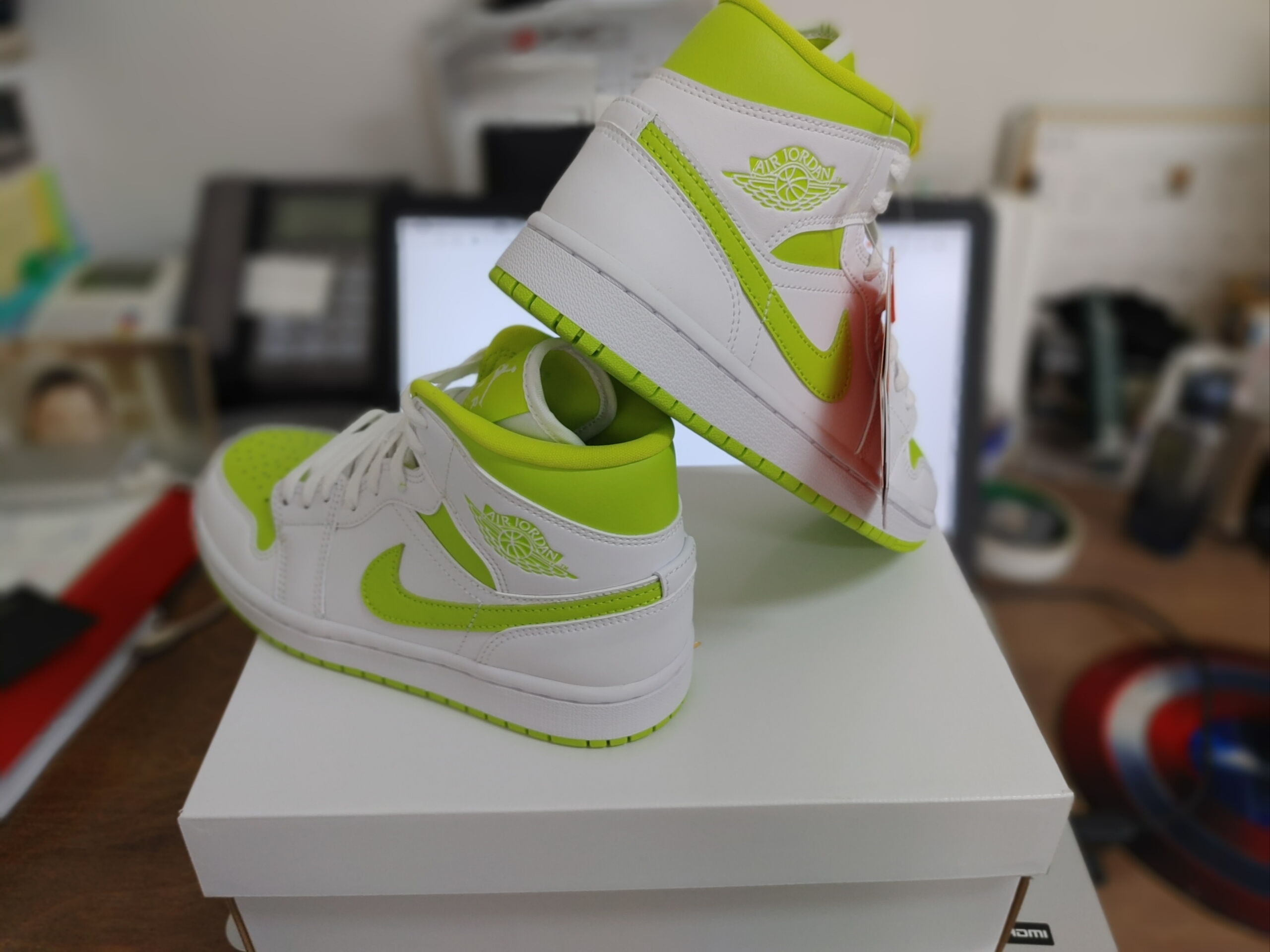 (W) Jordan 1 Mid White Atomic Green 착용 스타일 - 1