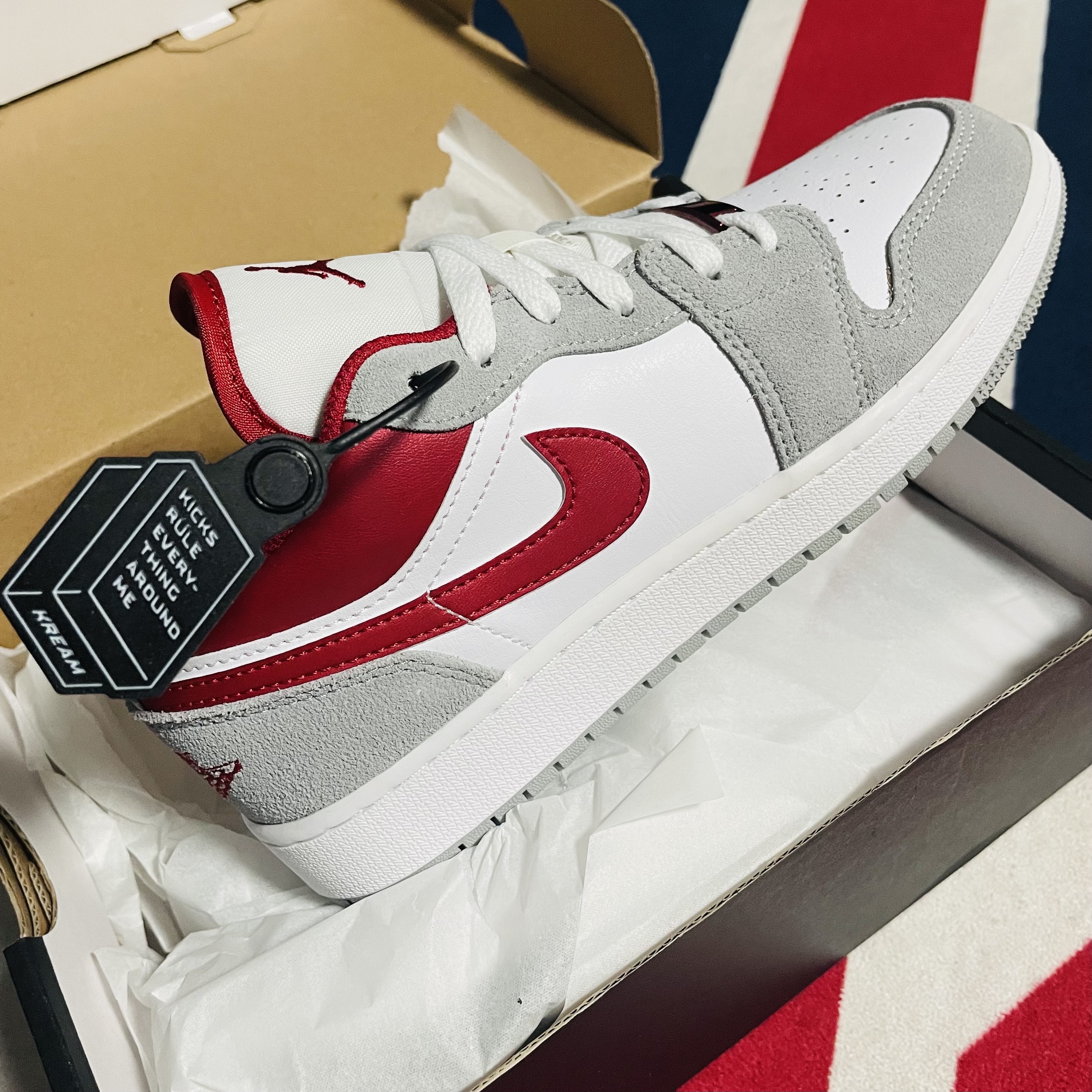 (GS) Jordan 1 Low SE Light Smoke Grey Gym Red 착용 스타일 - 2