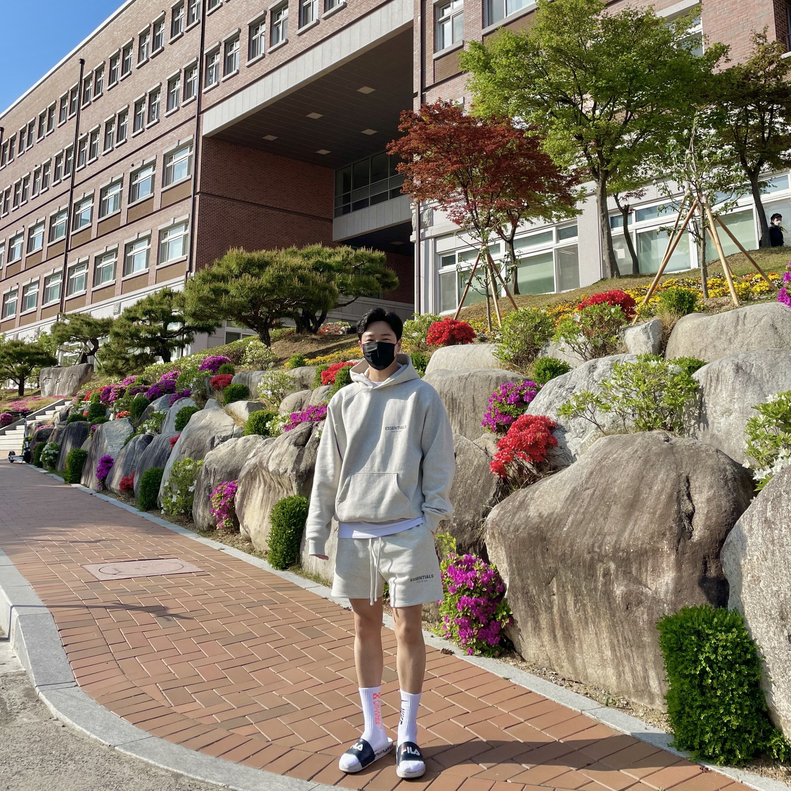 Essentials The Core Collection Pullover Hoodie Oatmeal, Essentials The Core Collection Sweatshorts Oatmeal 착용 스타일 - 1