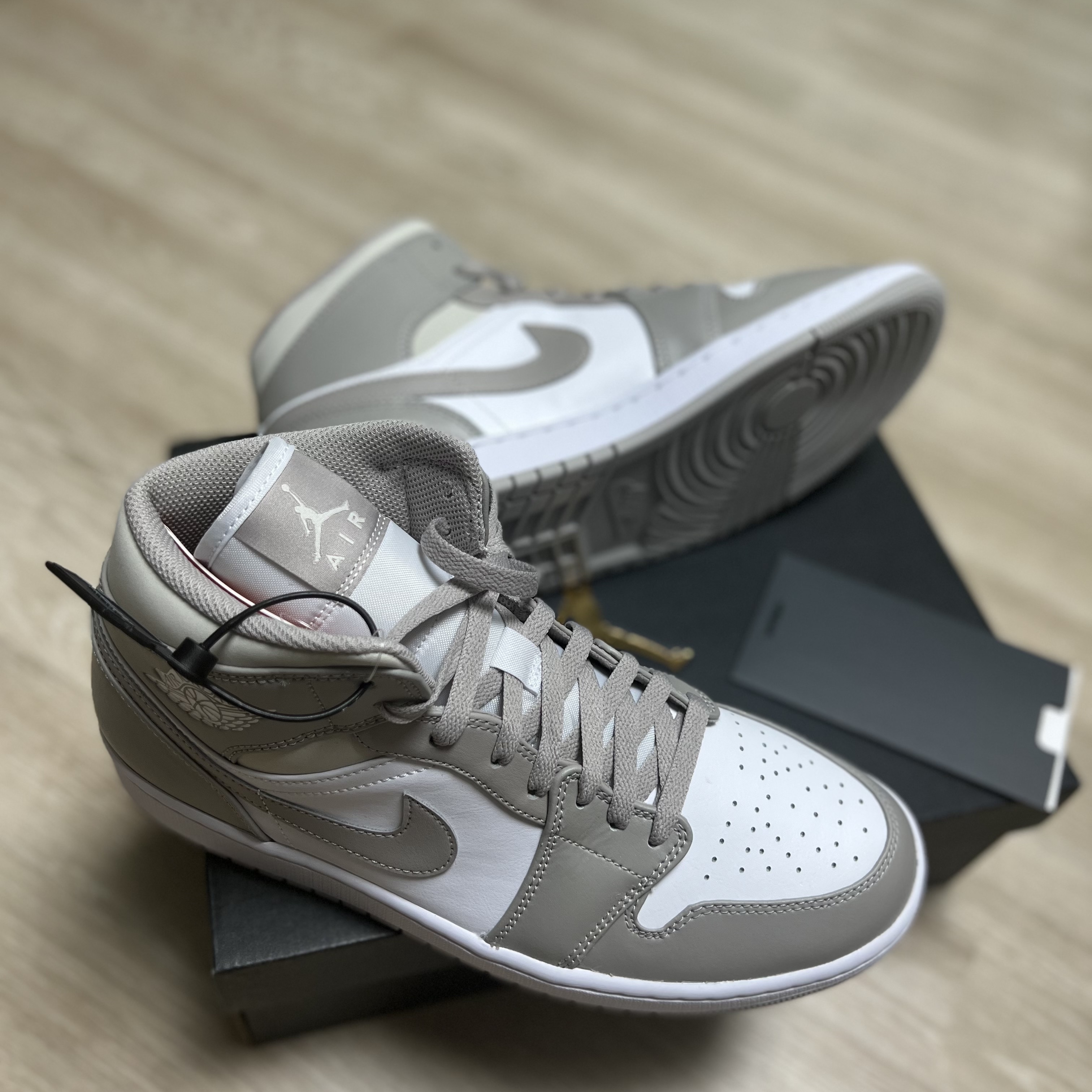 Jordan 1 Mid College Grey 착용 스타일 - 1