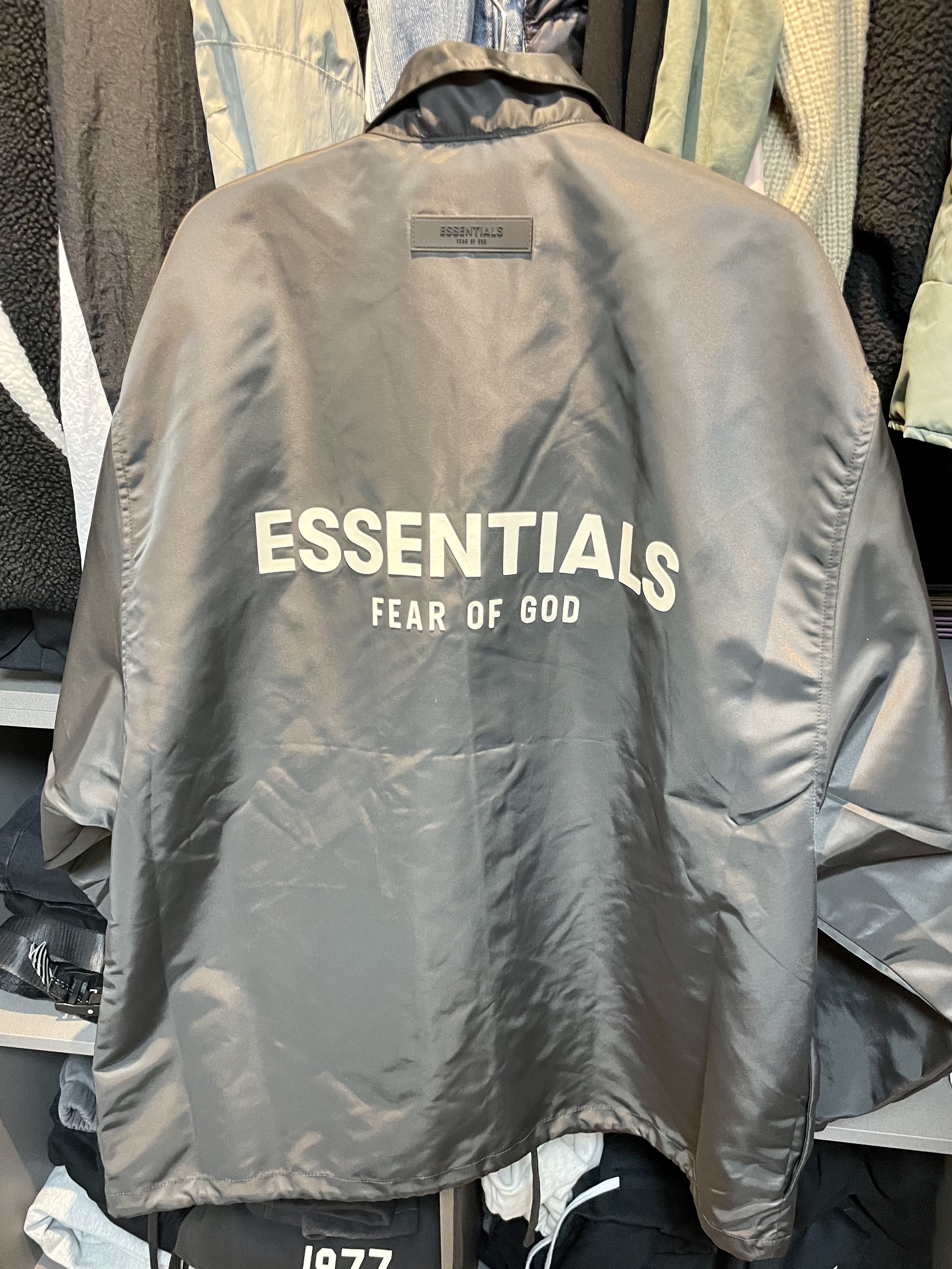 Essentials Coaches Jacket Iron - 22SS 착용 스타일