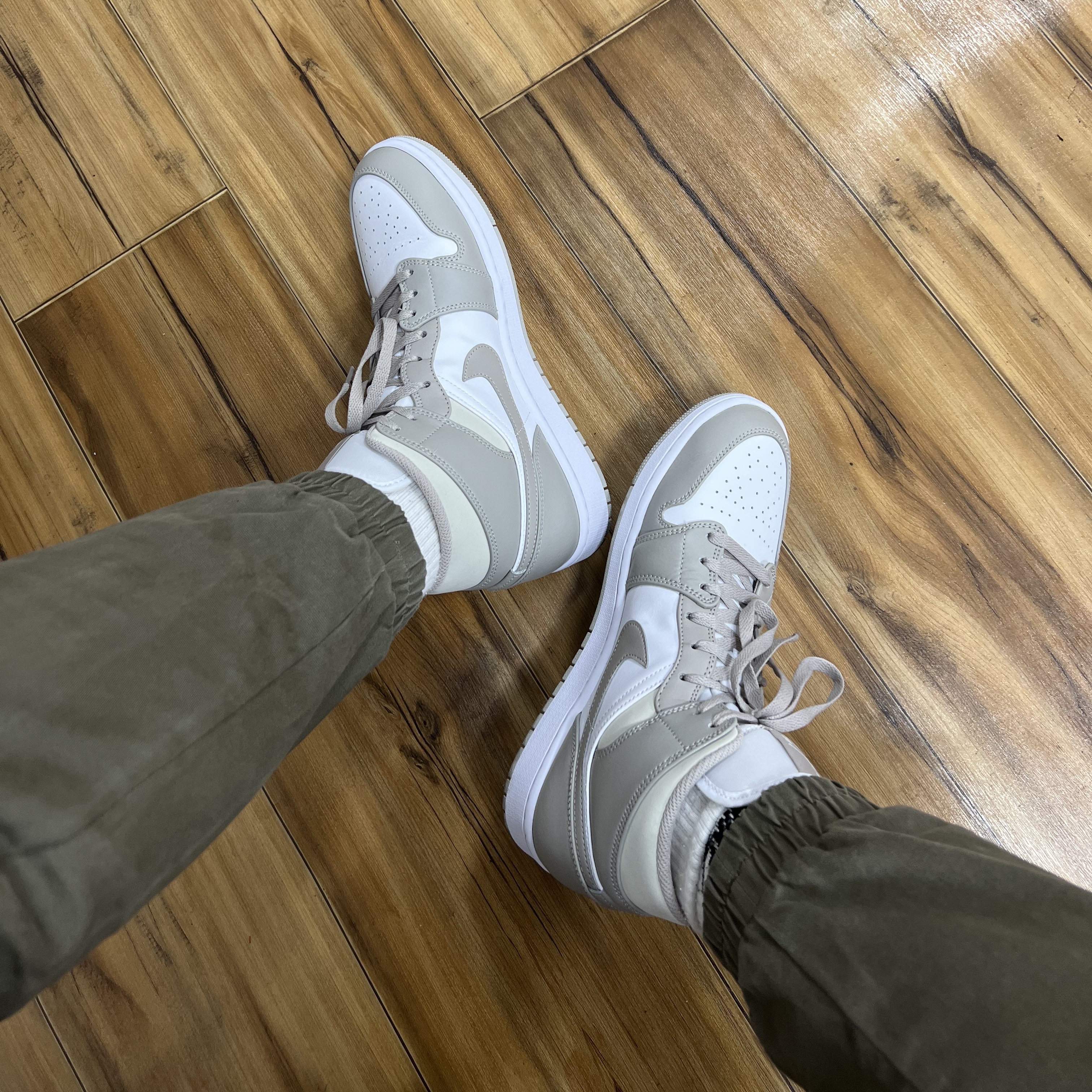 Jordan 1 Mid College Grey 착용 스타일 - 2