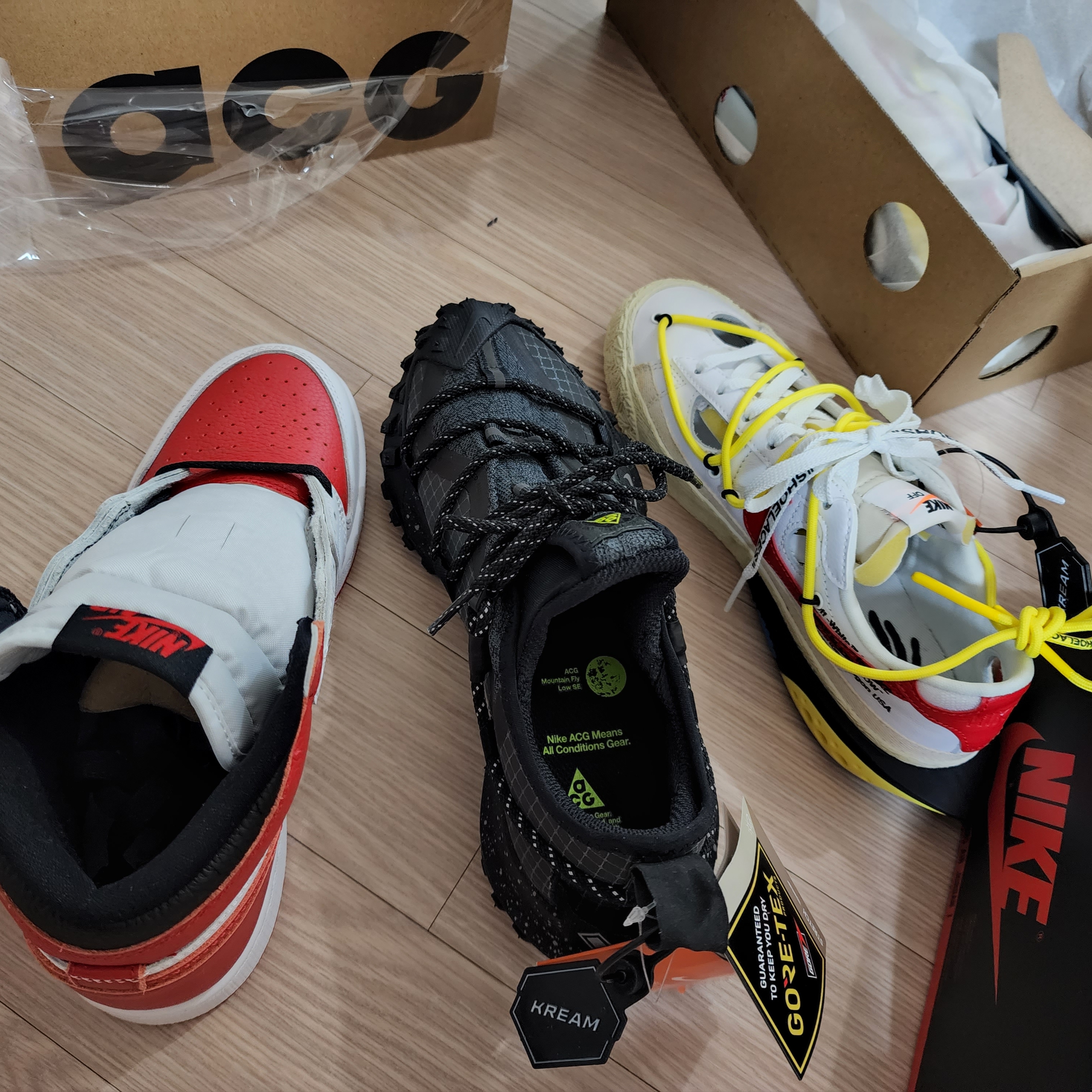 Nike ACG Mountain Fly Low Gore-Tex SE Dark Smoke Grey, Nike x Off-White Blazer Low '77 White and University Red 착용 스타일 - 5