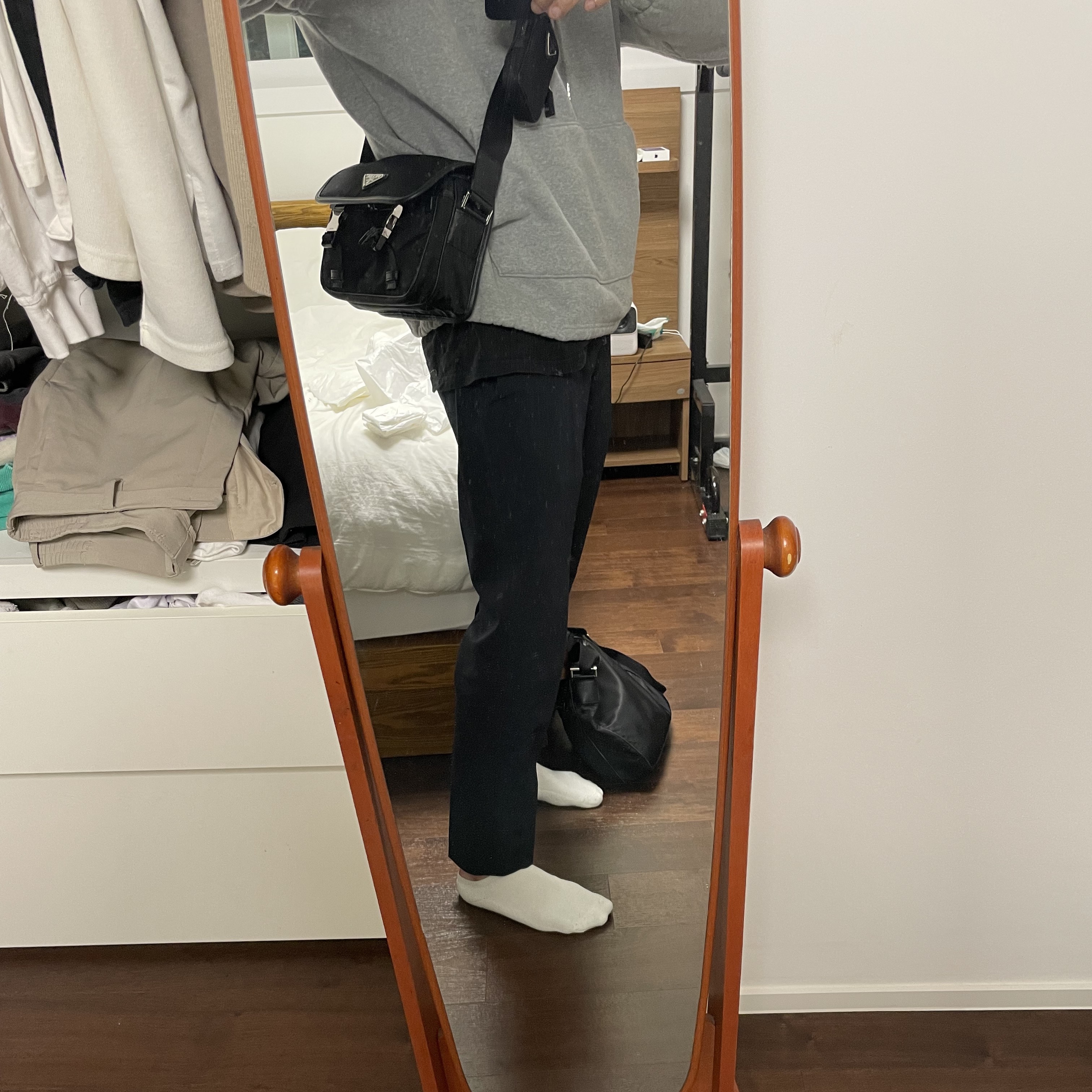 Prada Re-Nylon and Saffiano Leather Shoulder Bag Black 착용 스타일