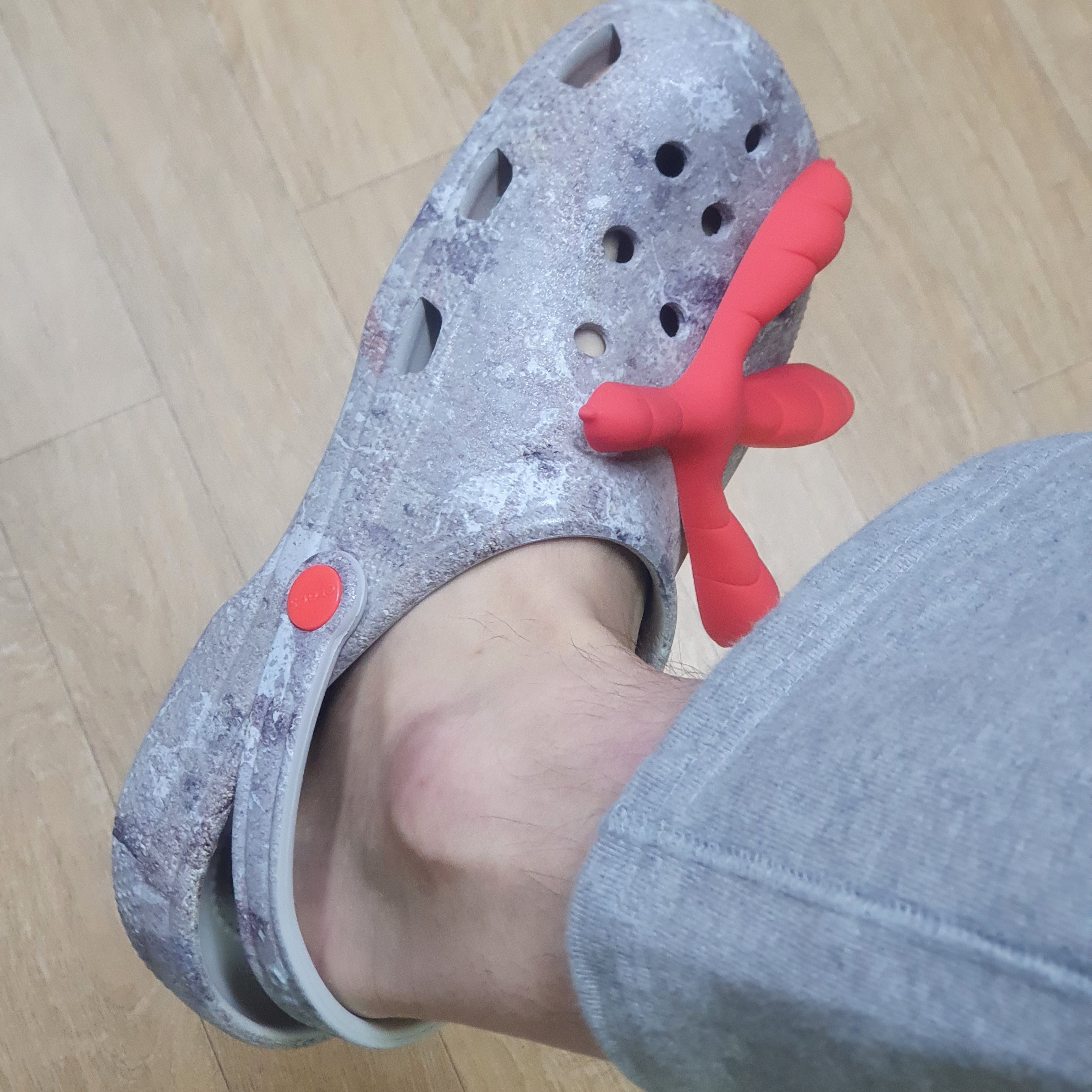 Crocs x Staple Classic Clog Grey Red 착용 스타일 - 1