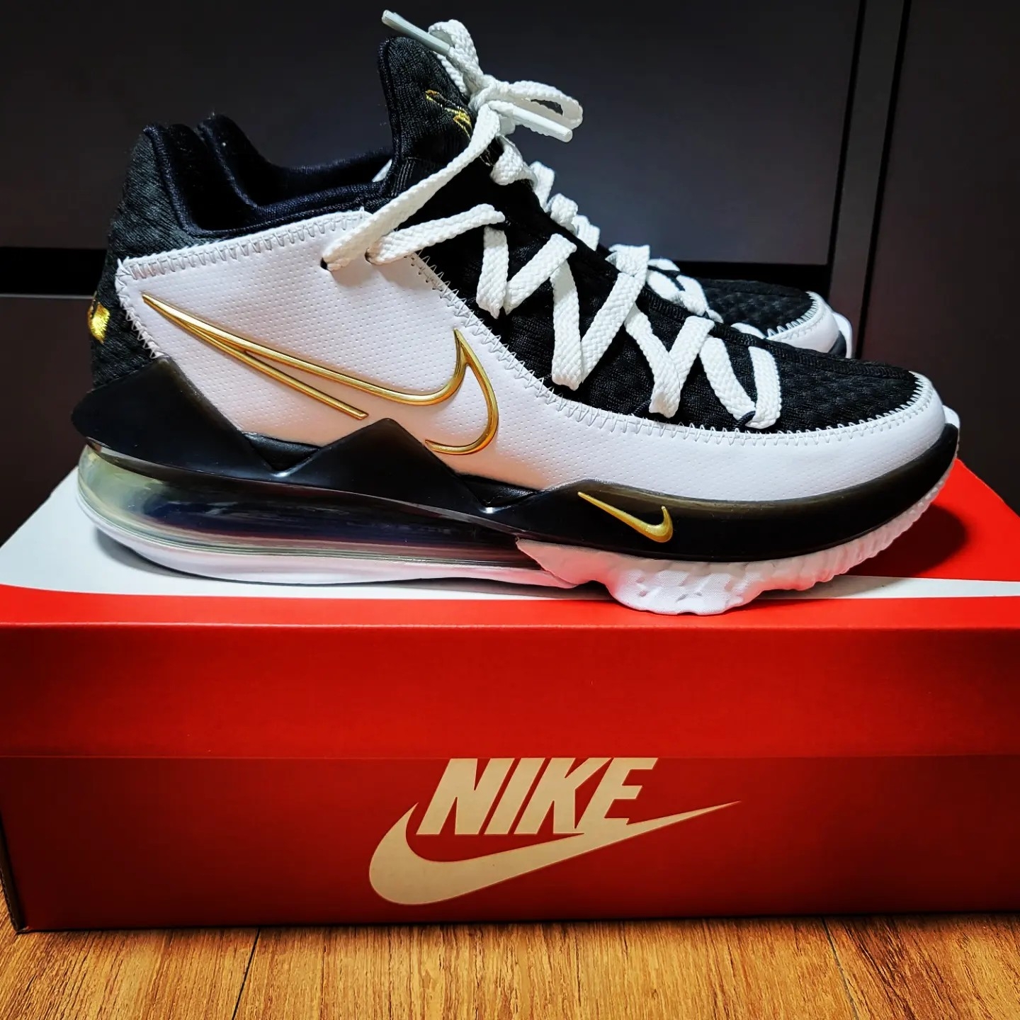 Nike LeBron 17 Low Metallic Gold 착용 스타일