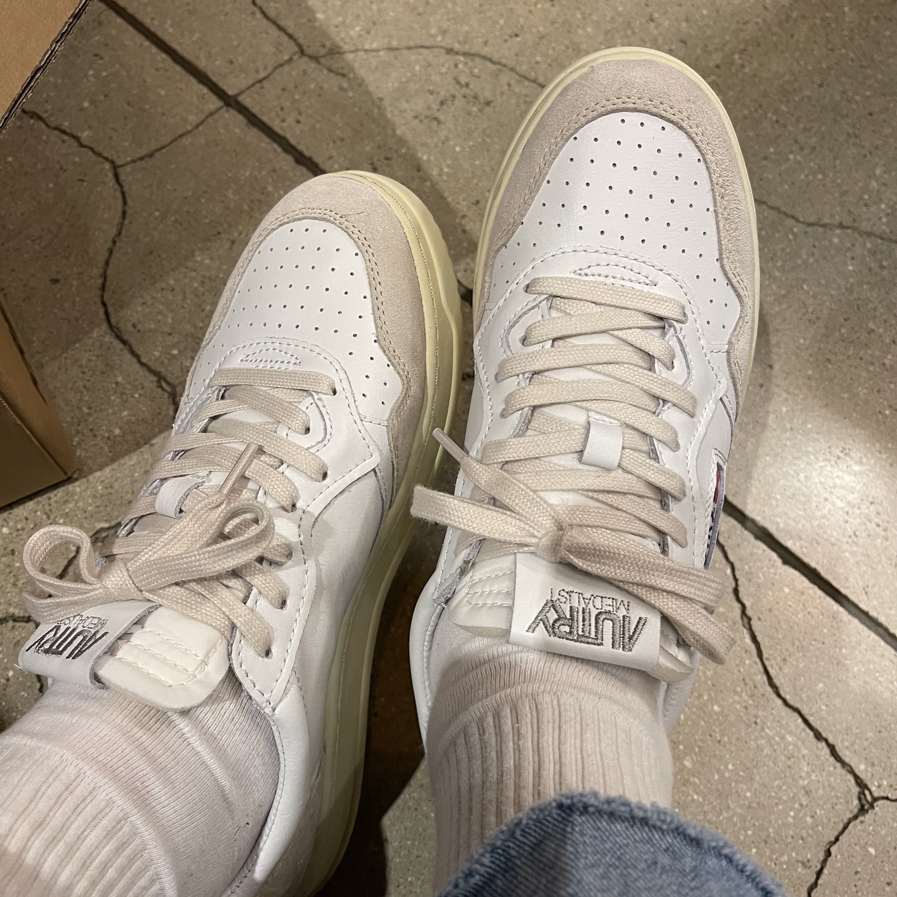 Autry Medalist Low Leather Suede Sneakers White 착용 스타일 - 2
