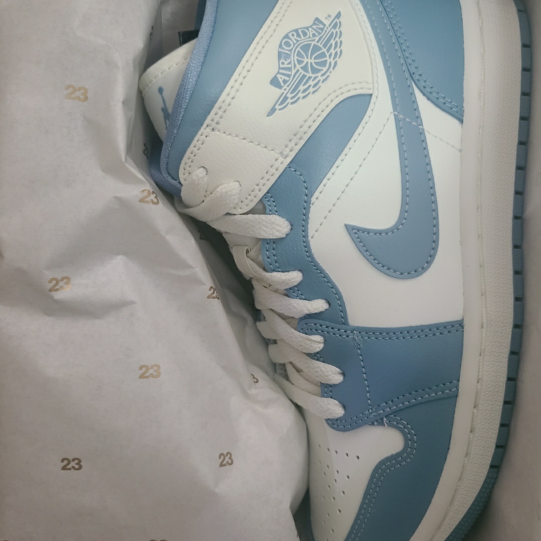 (W) Jordan 1 Mid Sail and Worn Blue 착용 스타일