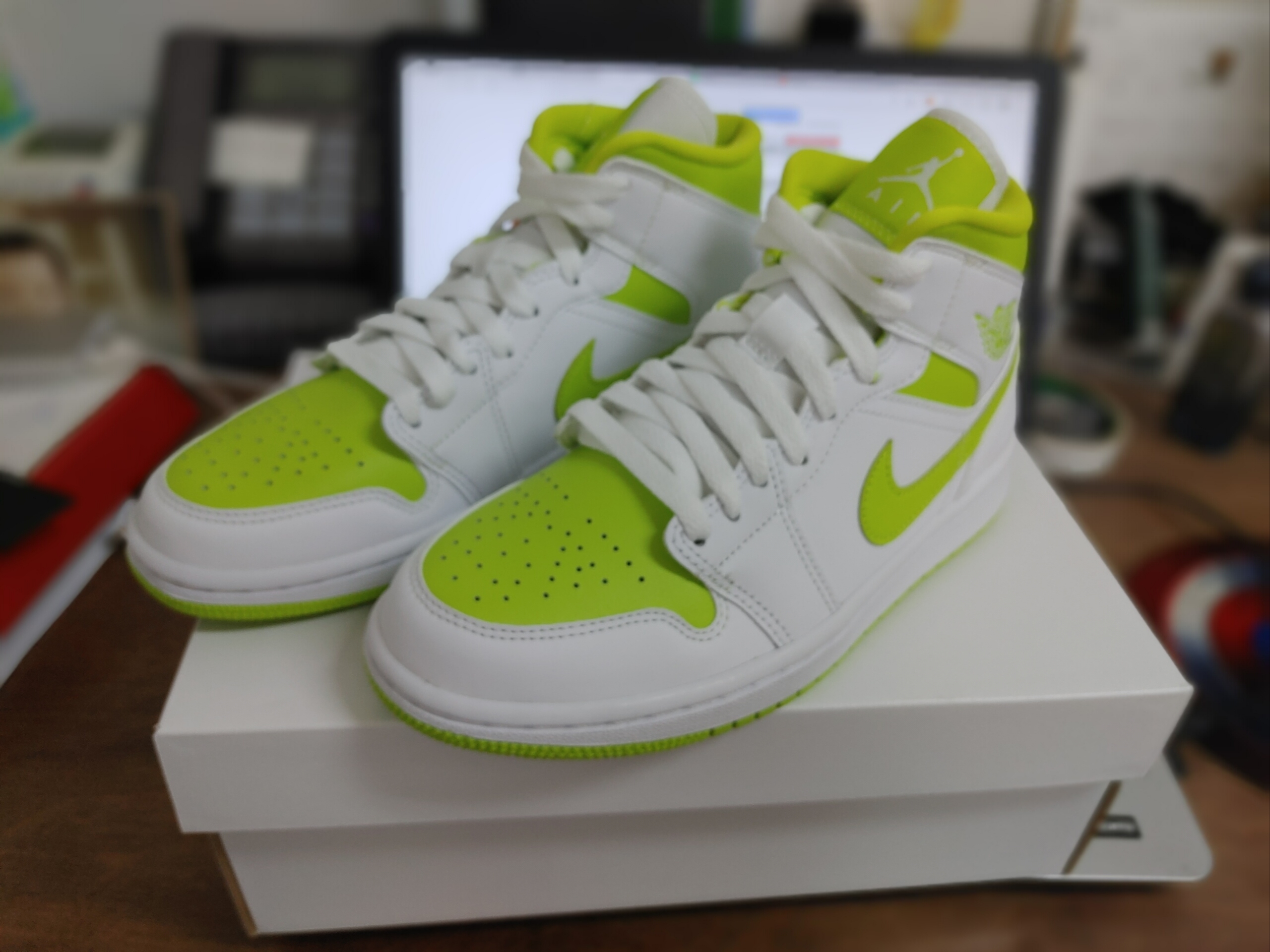 (W) Jordan 1 Mid White Atomic Green 착용 스타일 - 2
