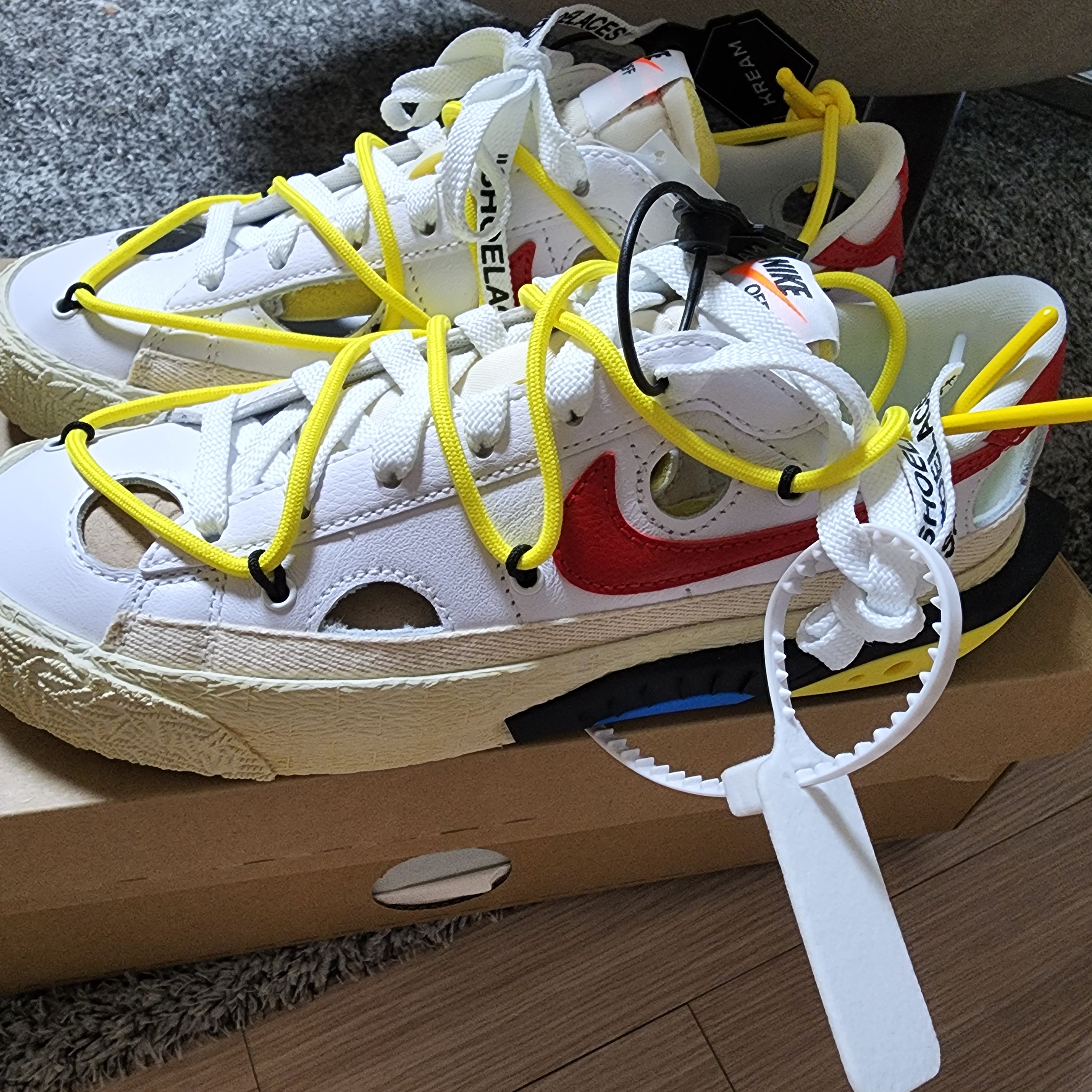 Nike x Off-White Blazer Low '77 White and University Red 착용 스타일 - 3