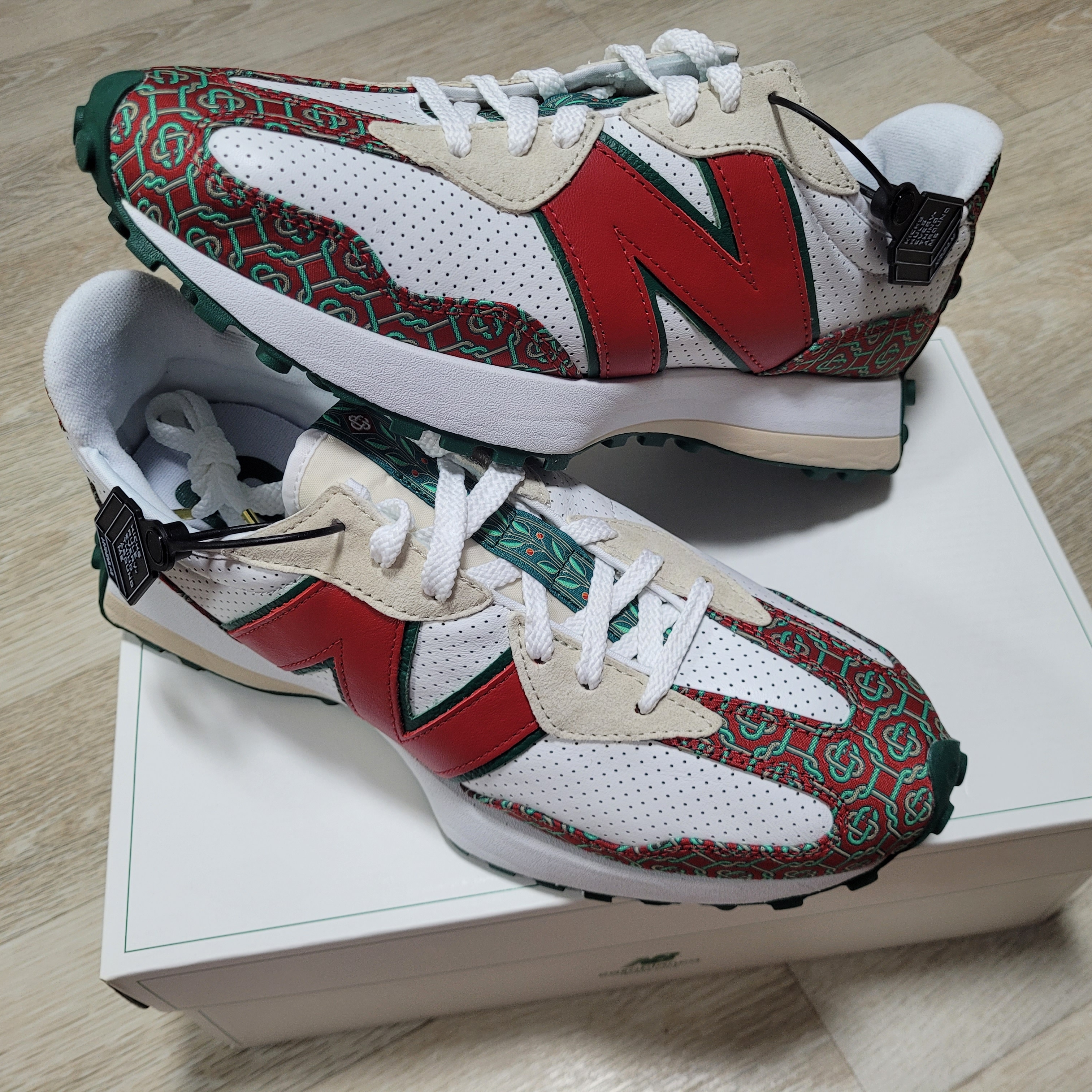 New Balance x Casablanca 327 Idealist Monogram Red Green 착용 스타일 - 1