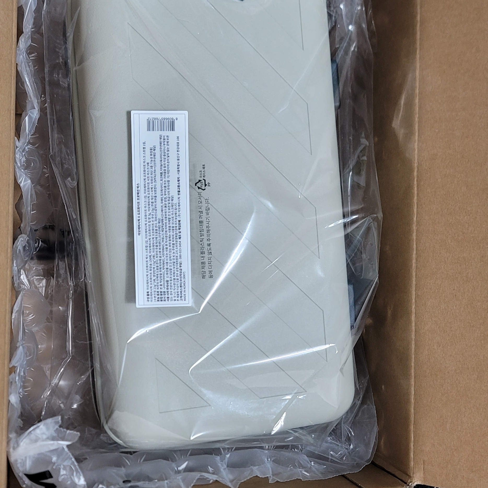Off-White x Amore Pacific Protection Box (Without Cosmetics) 착용 스타일