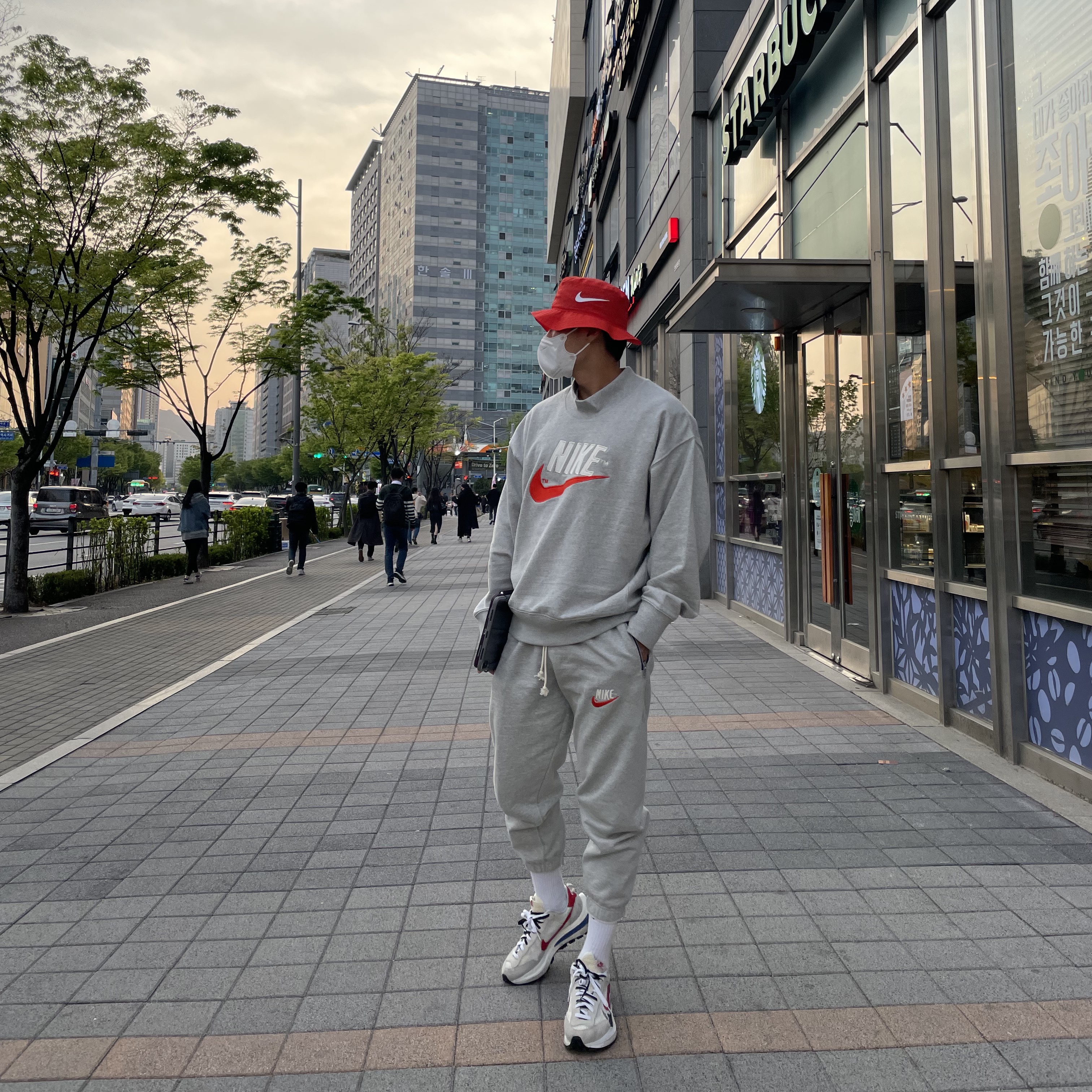 Nike x Stussy Bucket Hat Habanero Red, Nike x Sacai VaporWaffle Royal Fuchsia 착용 스타일