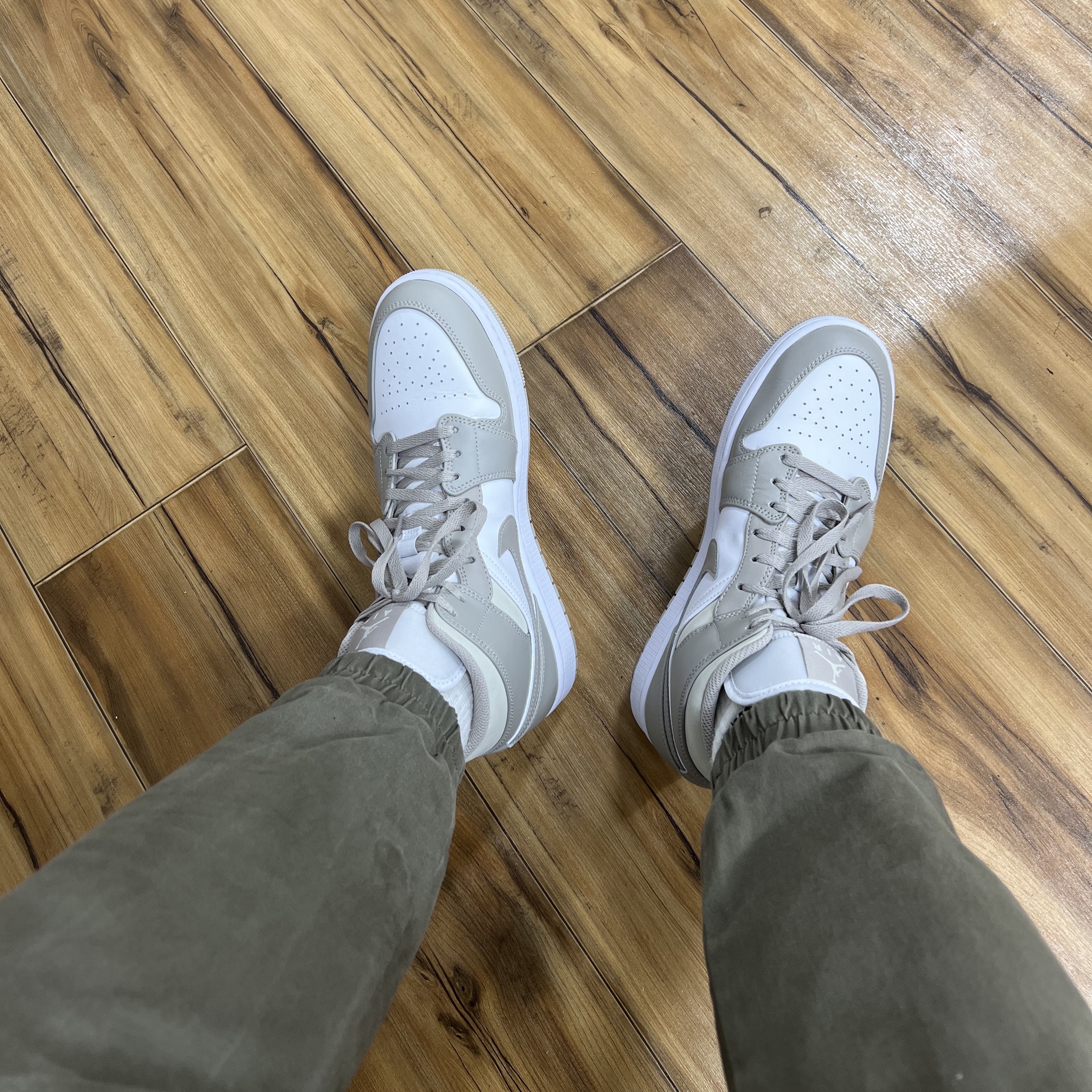 Jordan 1 Mid College Grey 착용 스타일 - 3