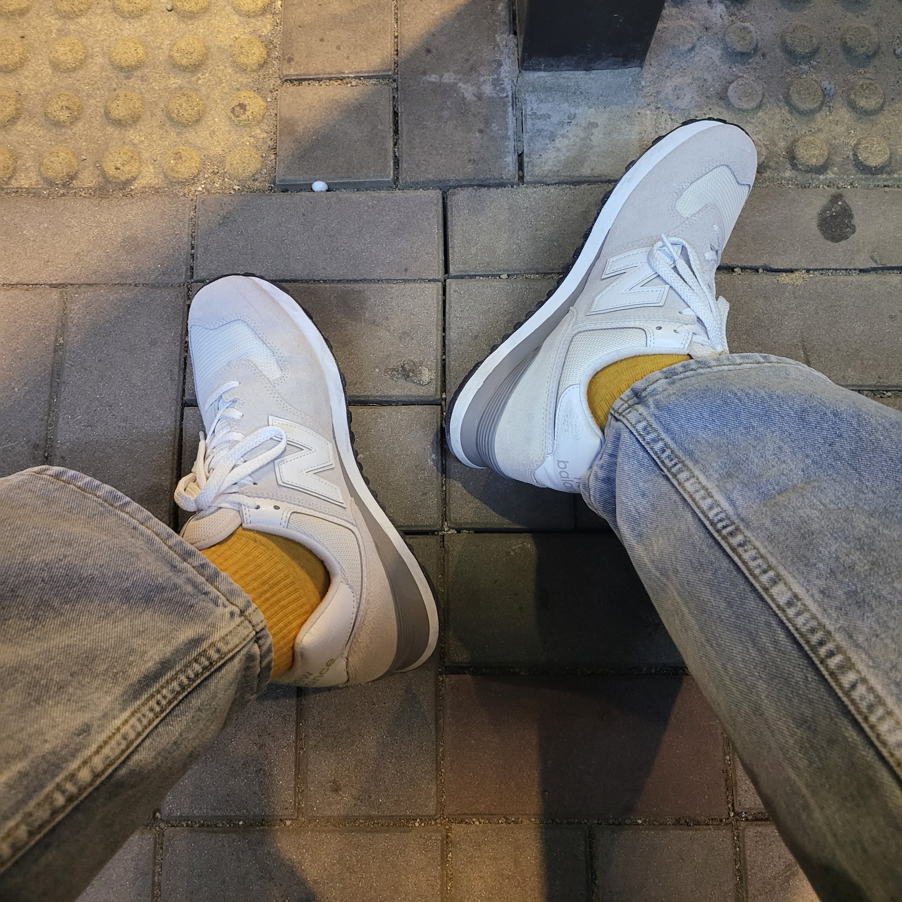 New Balance 574 Ivory - D Standard 착용 스타일 - 2