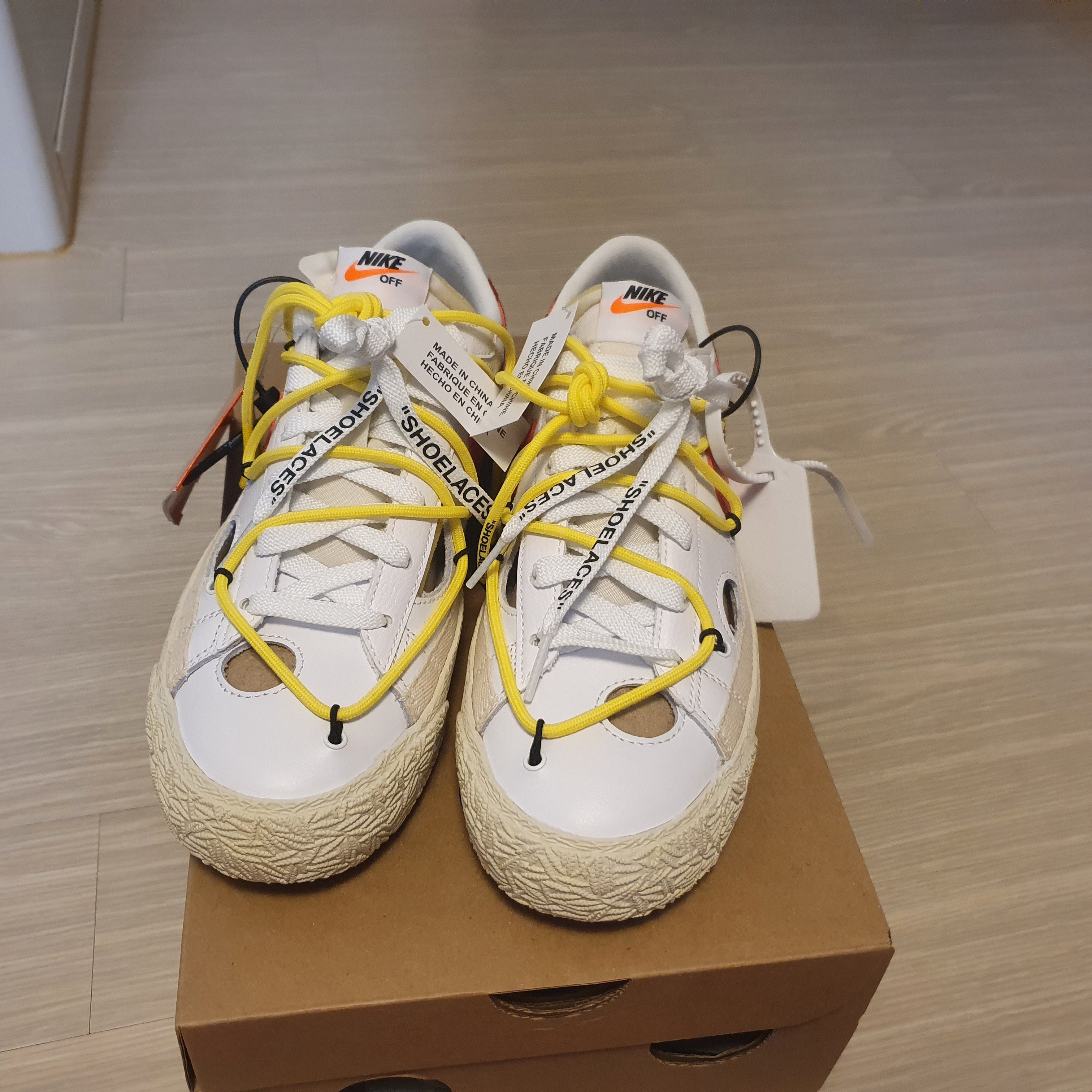 Nike x Off-White Blazer Low '77 White and University Red 착용 스타일 - 2