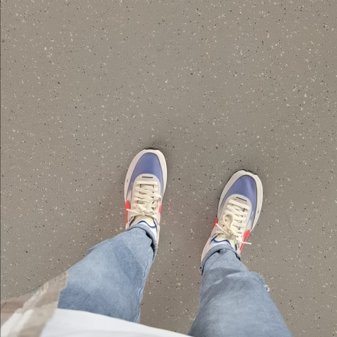 Nike Waffle One Coconut Milk Hyper Crimson 착용 스타일