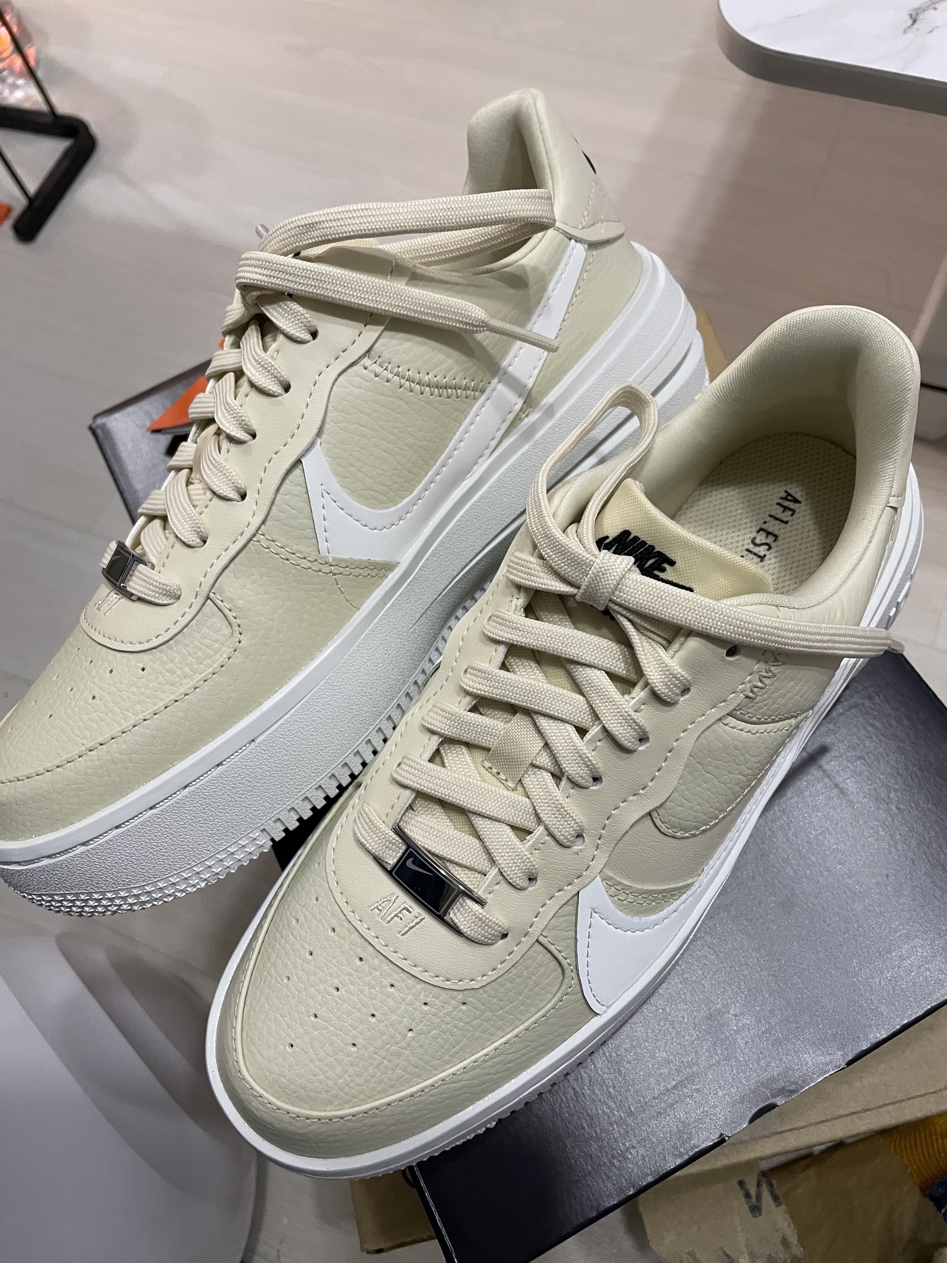 (W) Nike Air Force 1 PLT.AF.ORM Fossil and White 착용 스타일