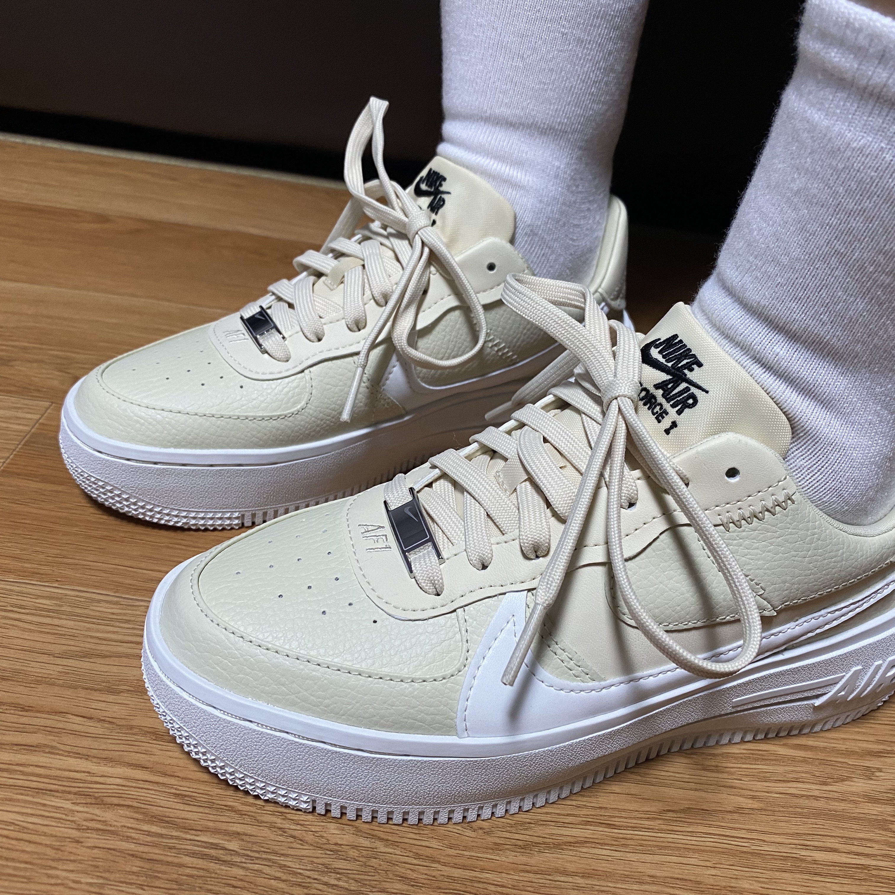 (W) Nike Air Force 1 PLT.AF.ORM Fossil and White 착용 스타일 - 4