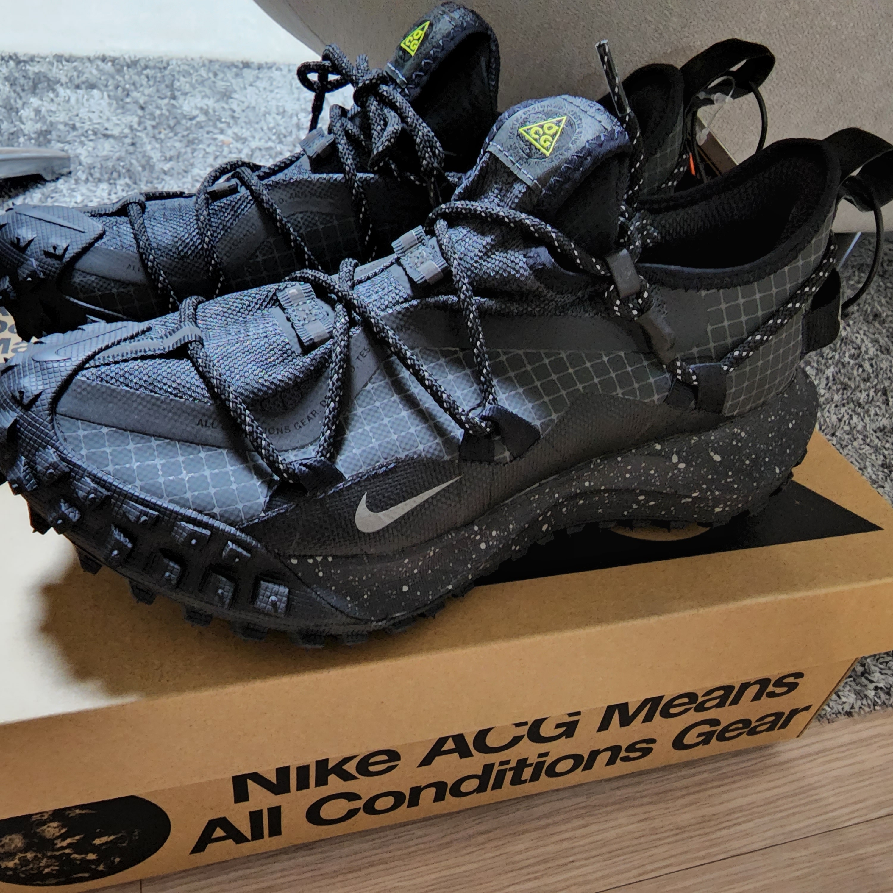 Nike ACG Mountain Fly Low Gore-Tex SE Dark Smoke Grey, Nike x Off-White Blazer Low '77 White and University Red 착용 스타일 - 4