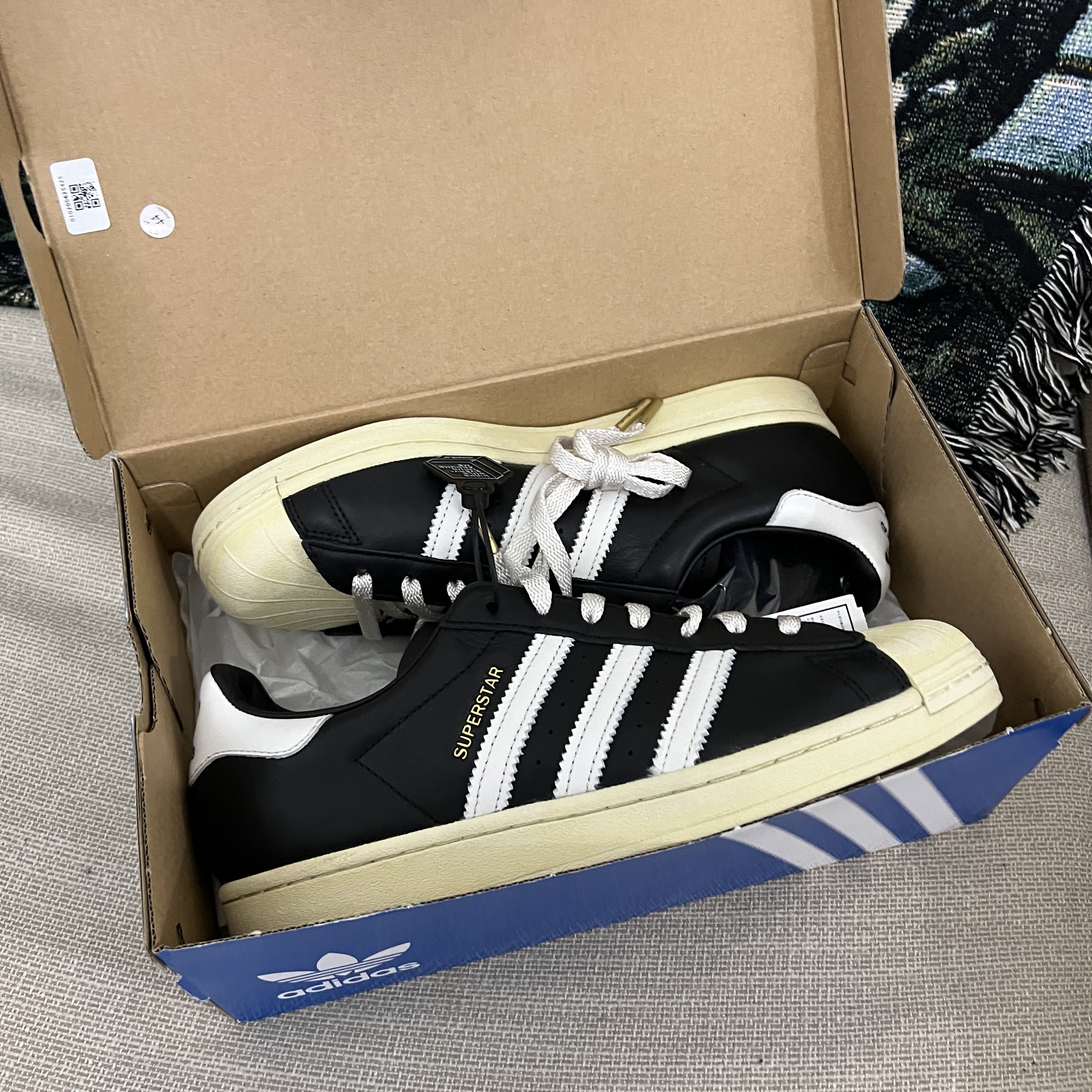 Adidas Superstar Premium Black White 착용 스타일 - 1