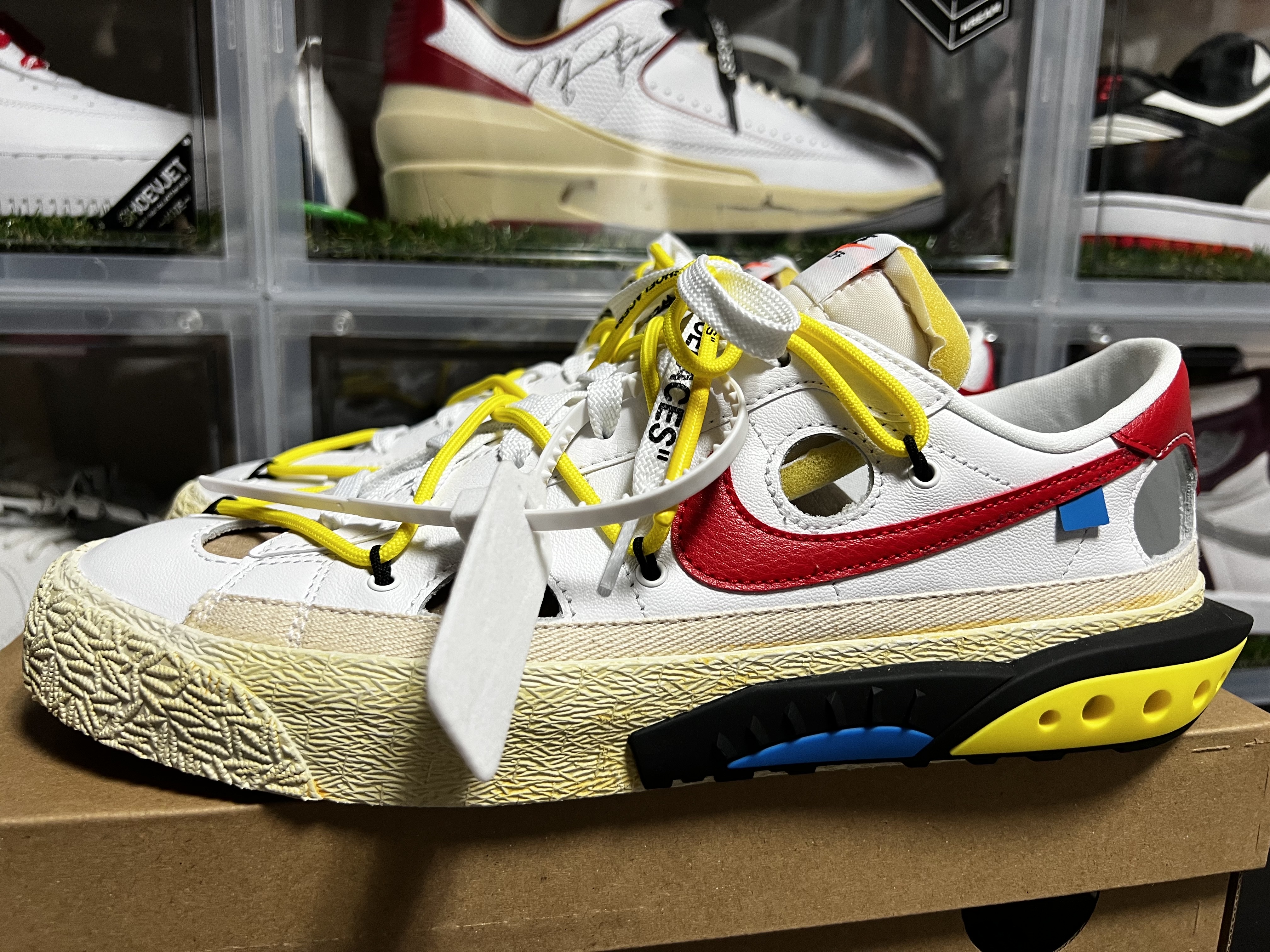 Nike x Off-White Blazer Low '77 White and University Red 착용 스타일 - 2