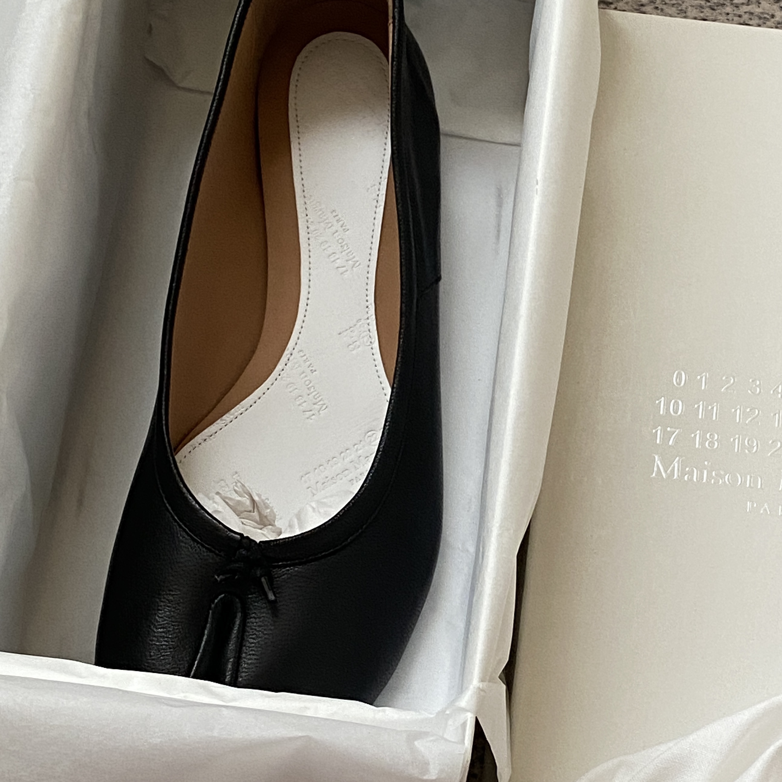 (W) Maison Margiela Tabi Ballet Flat Shoes Black 착용 스타일 - 1