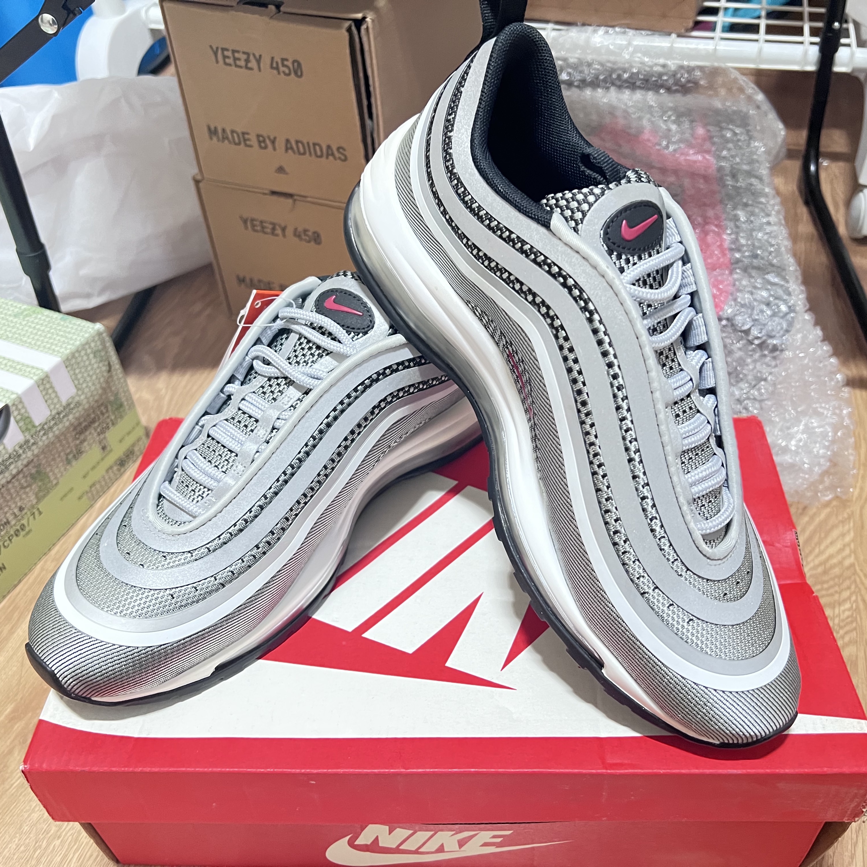 Nike Air Max 97 Ultra 17 Silver Bullet 착용 스타일
