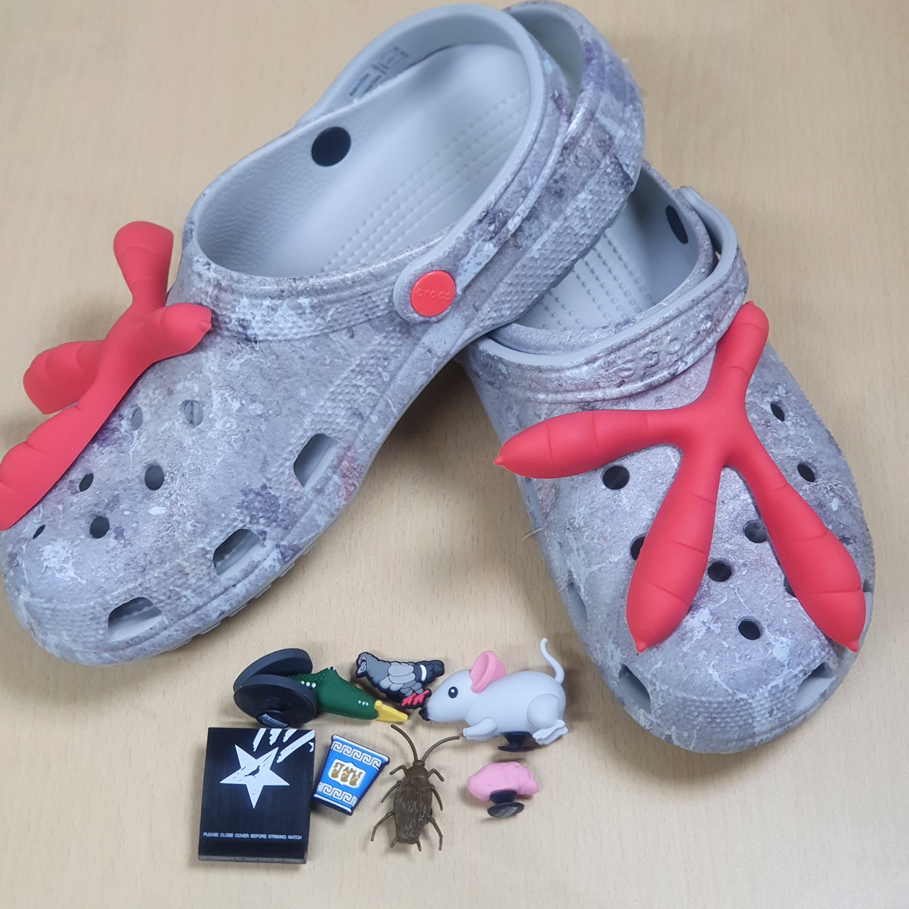 Crocs x Staple Classic Clog Grey Red 착용 스타일 - 2