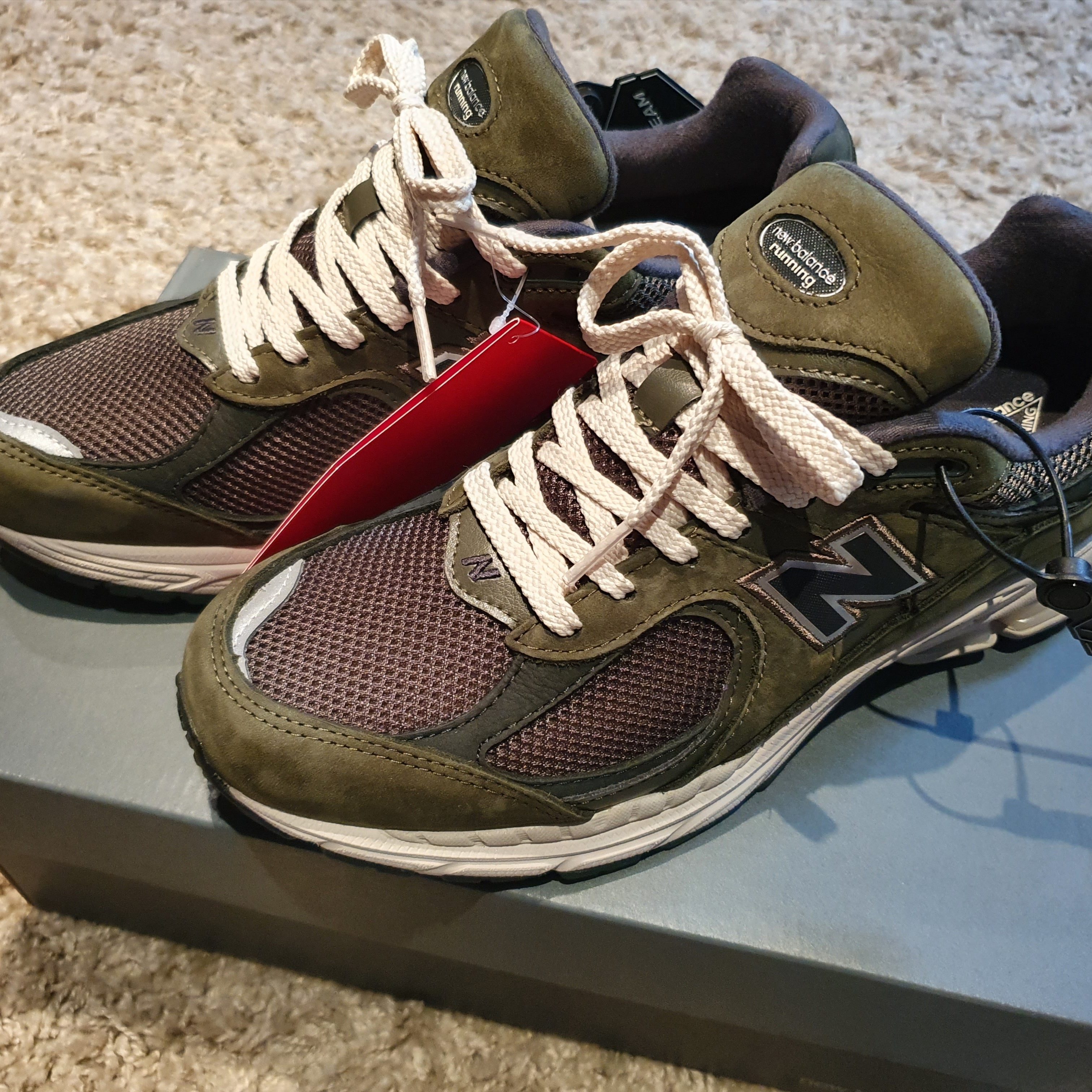 New Balance 2002R Grape Leaf 착용 스타일