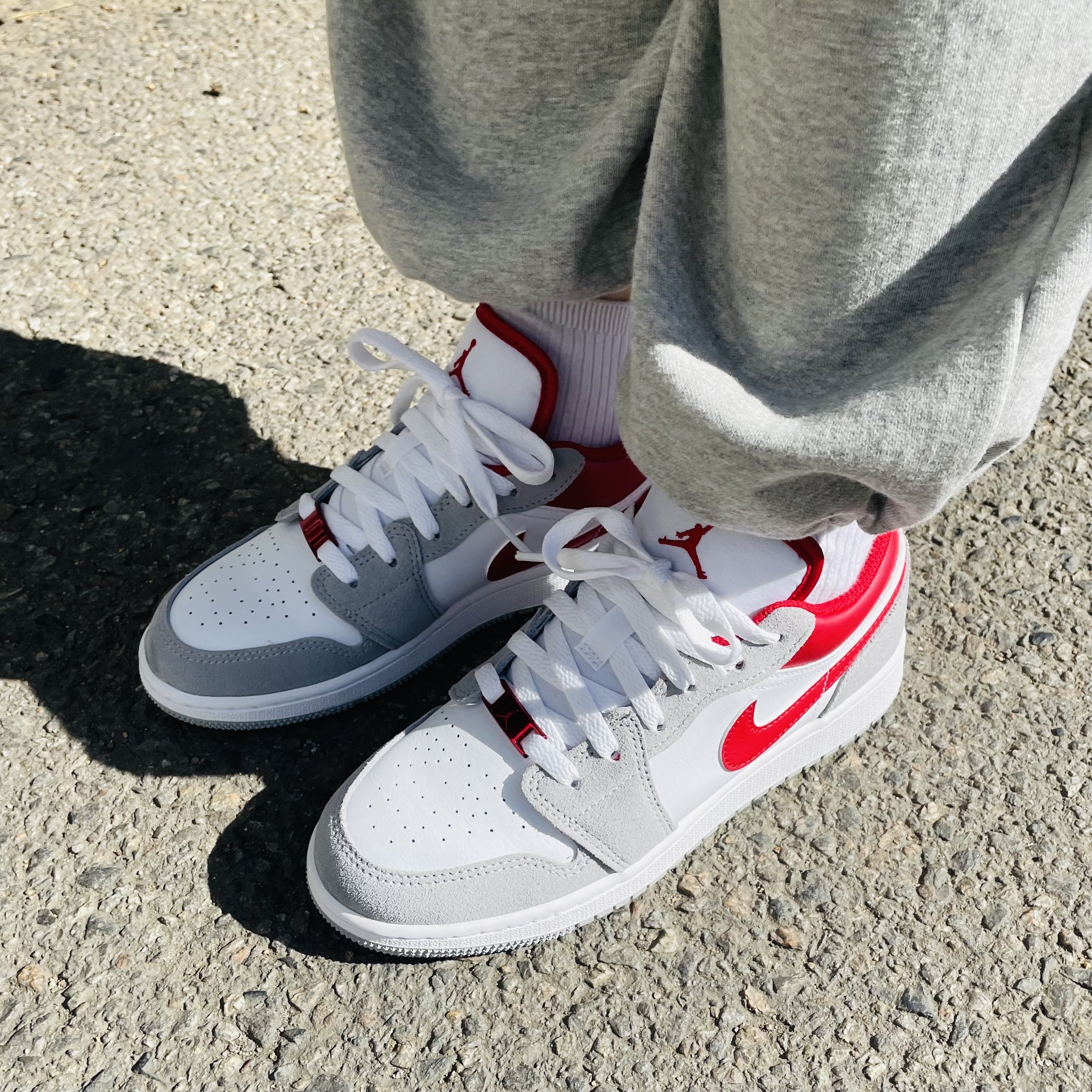 (GS) Jordan 1 Low SE Light Smoke Grey Gym Red 착용 스타일 - 3