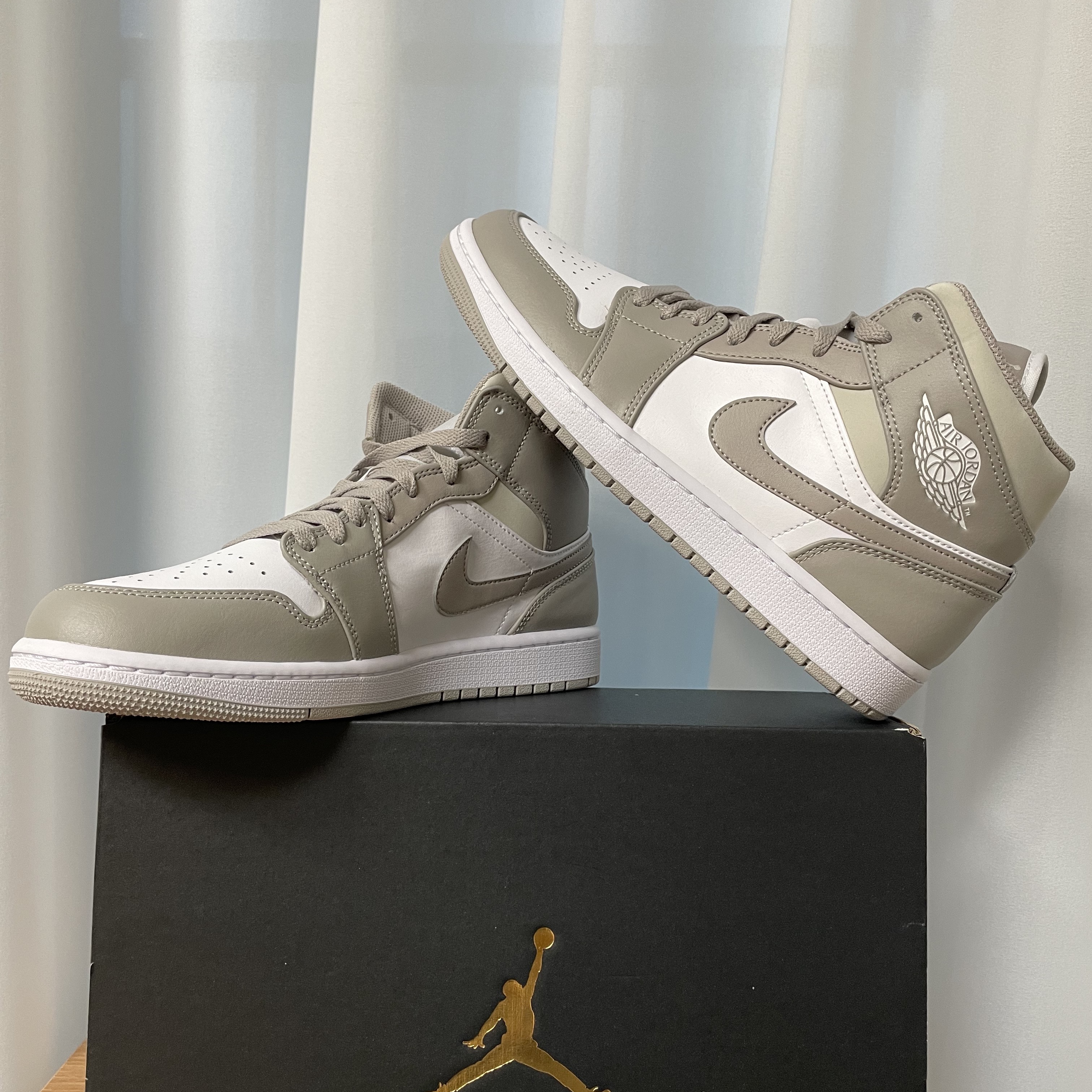 Jordan 1 Mid College Grey 착용 스타일