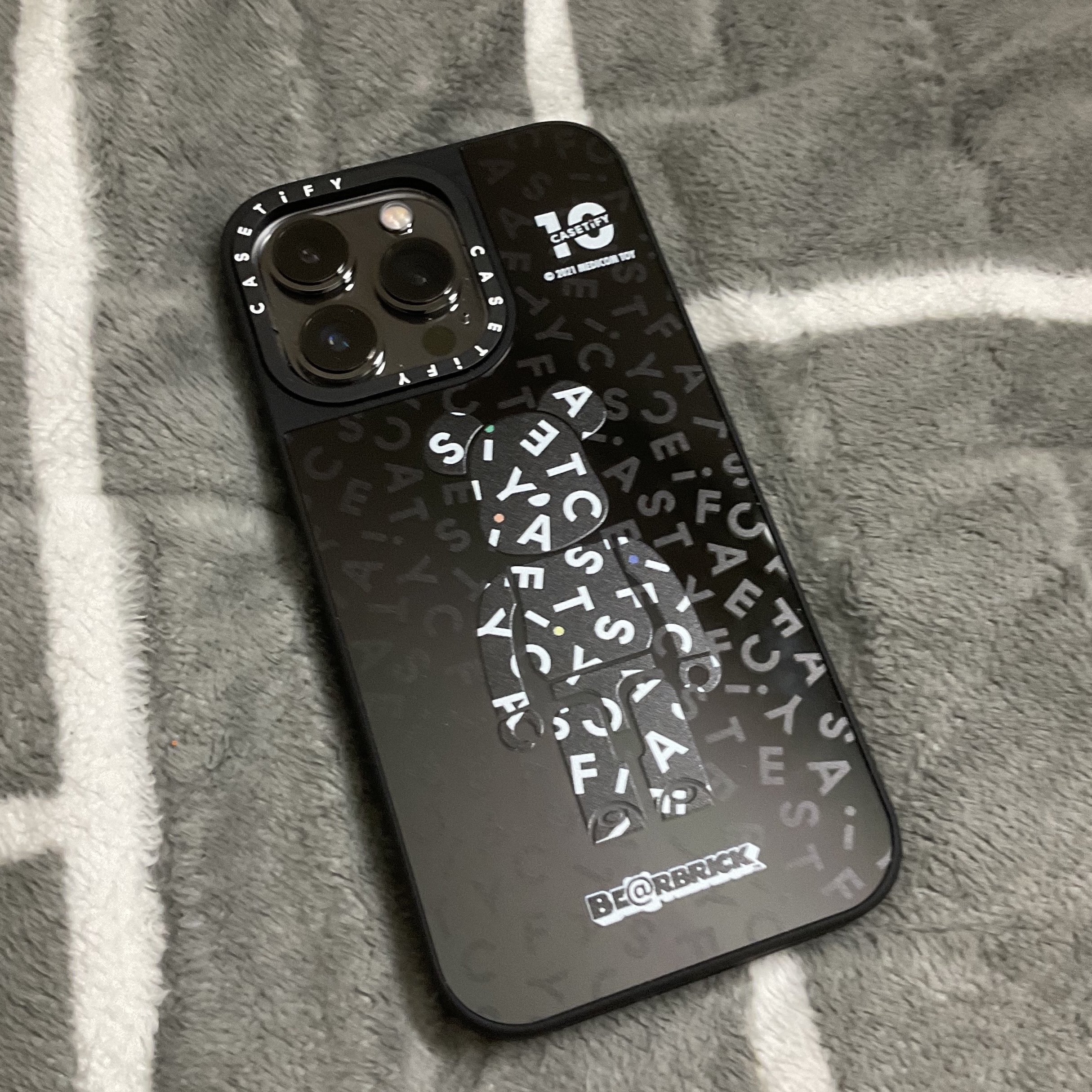 Casetify x Bearbrick 10th Anniversary Monogram MagSafe Mirror iPhone Case Black 착용 스타일 - 1