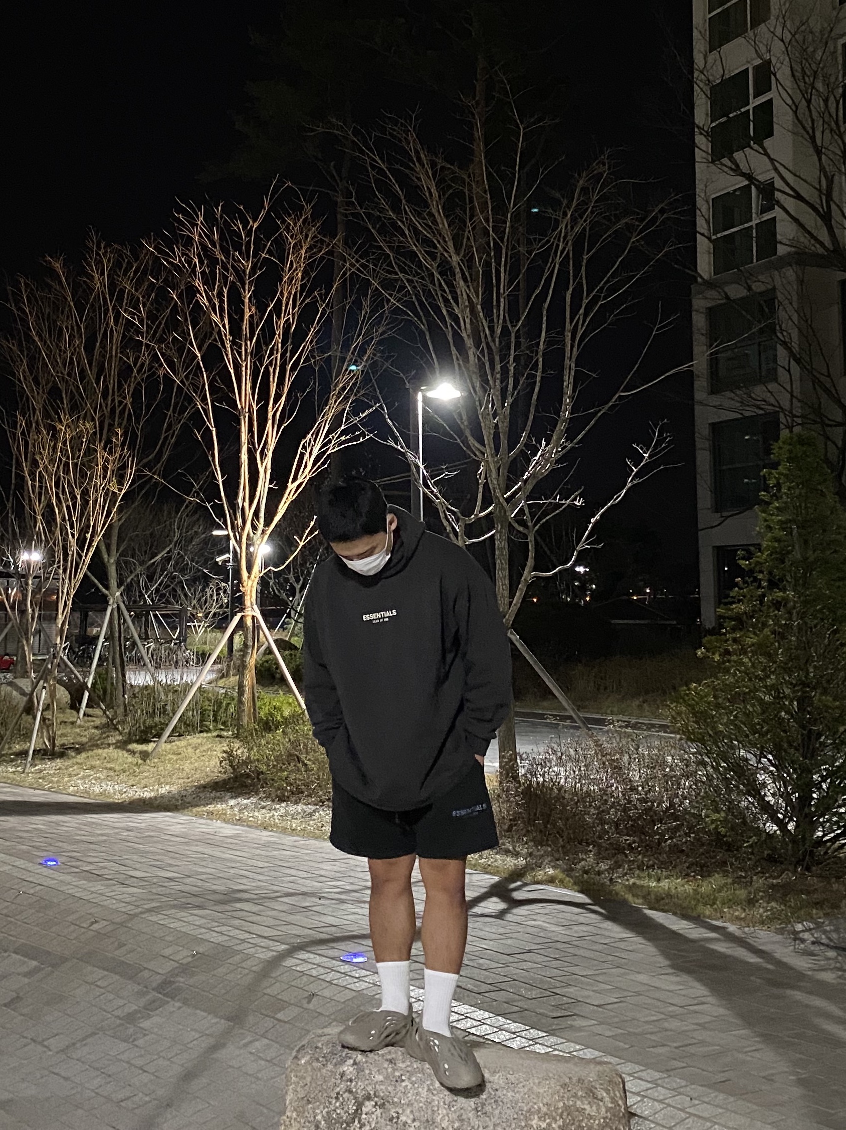 Essentials Relaxed Hoodie Iron - 22SS, Essentials Sweatshorts Black 2020 착용 스타일