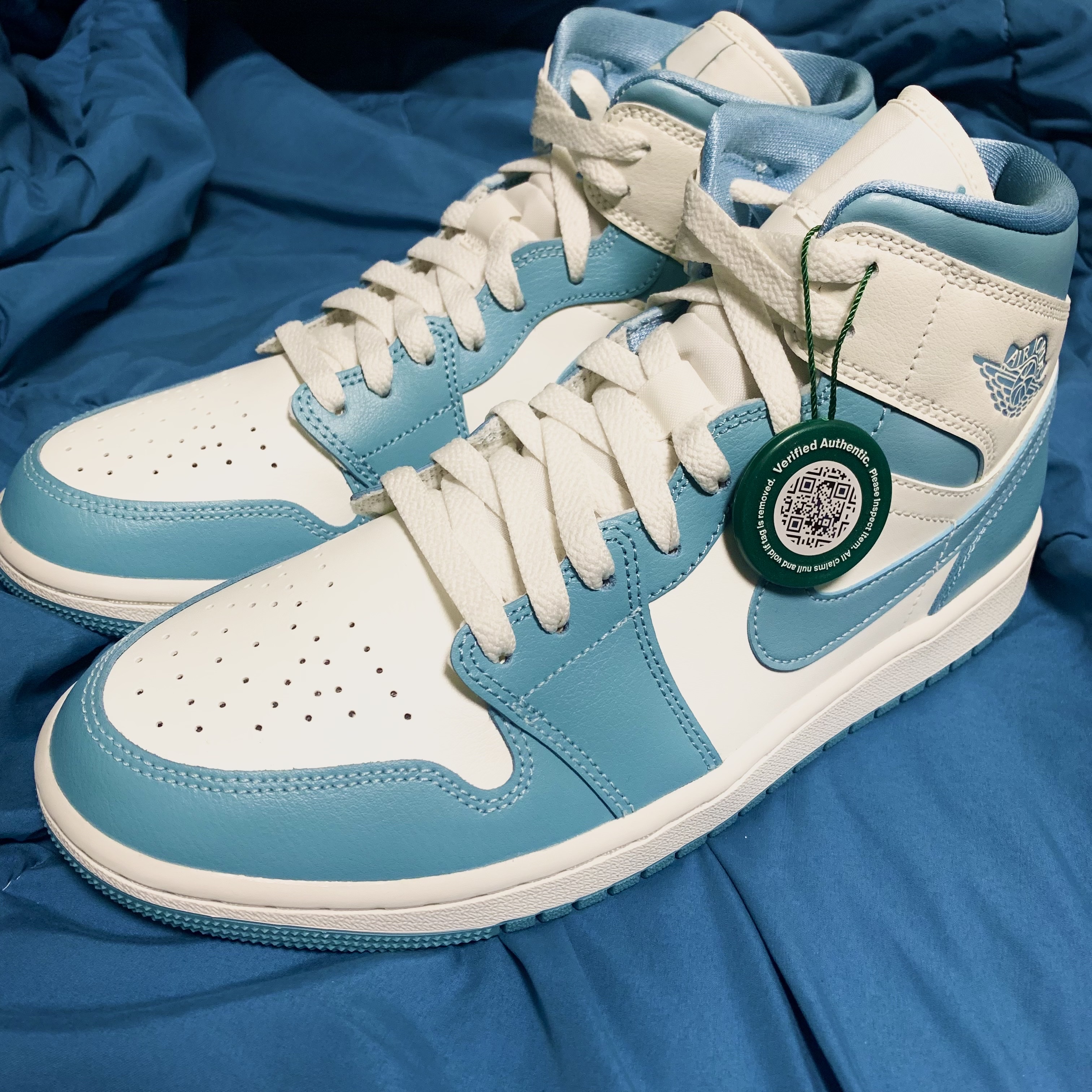 (W) Jordan 1 Mid Sail and Worn Blue 착용 스타일