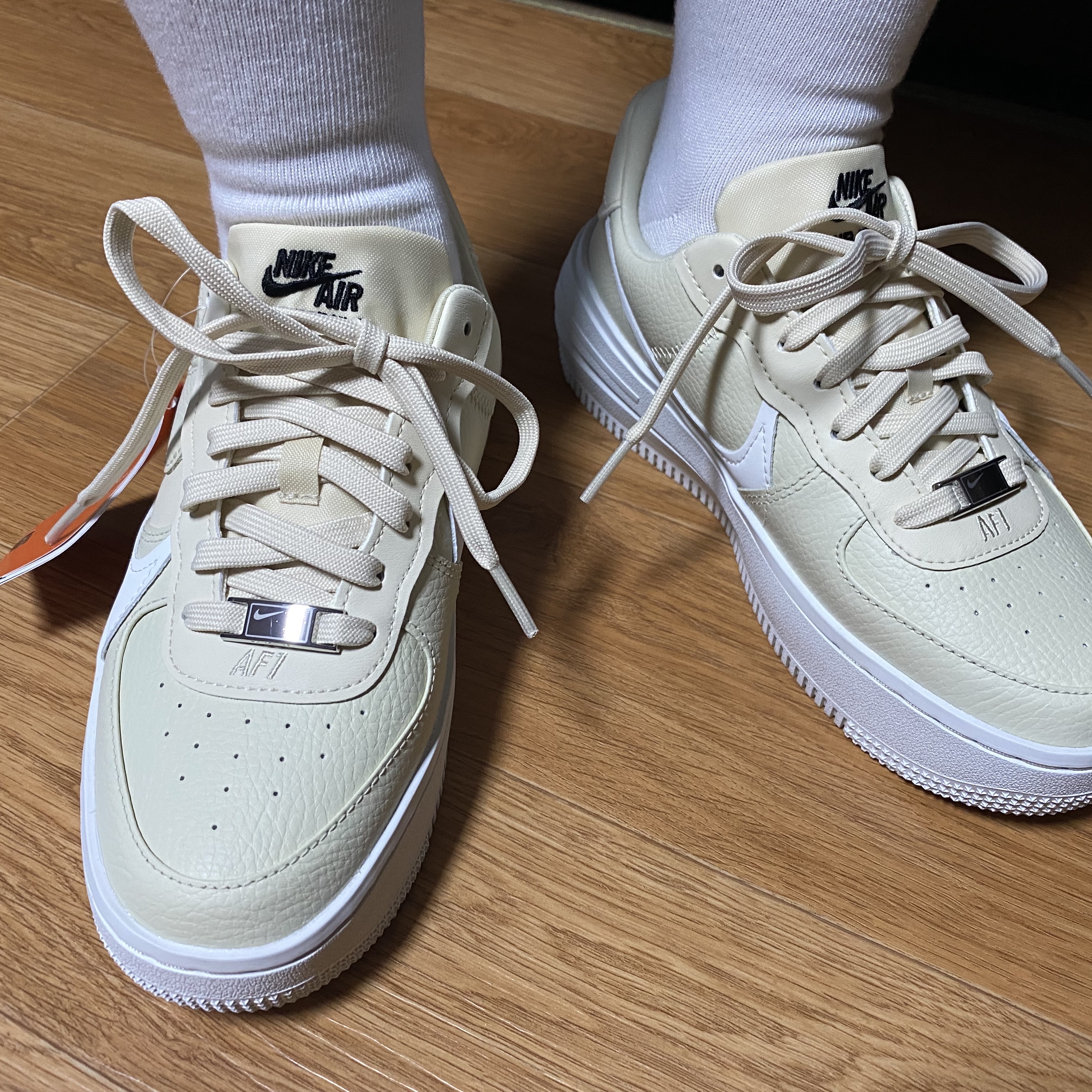 (W) Nike Air Force 1 PLT.AF.ORM Fossil and White 착용 스타일 - 3