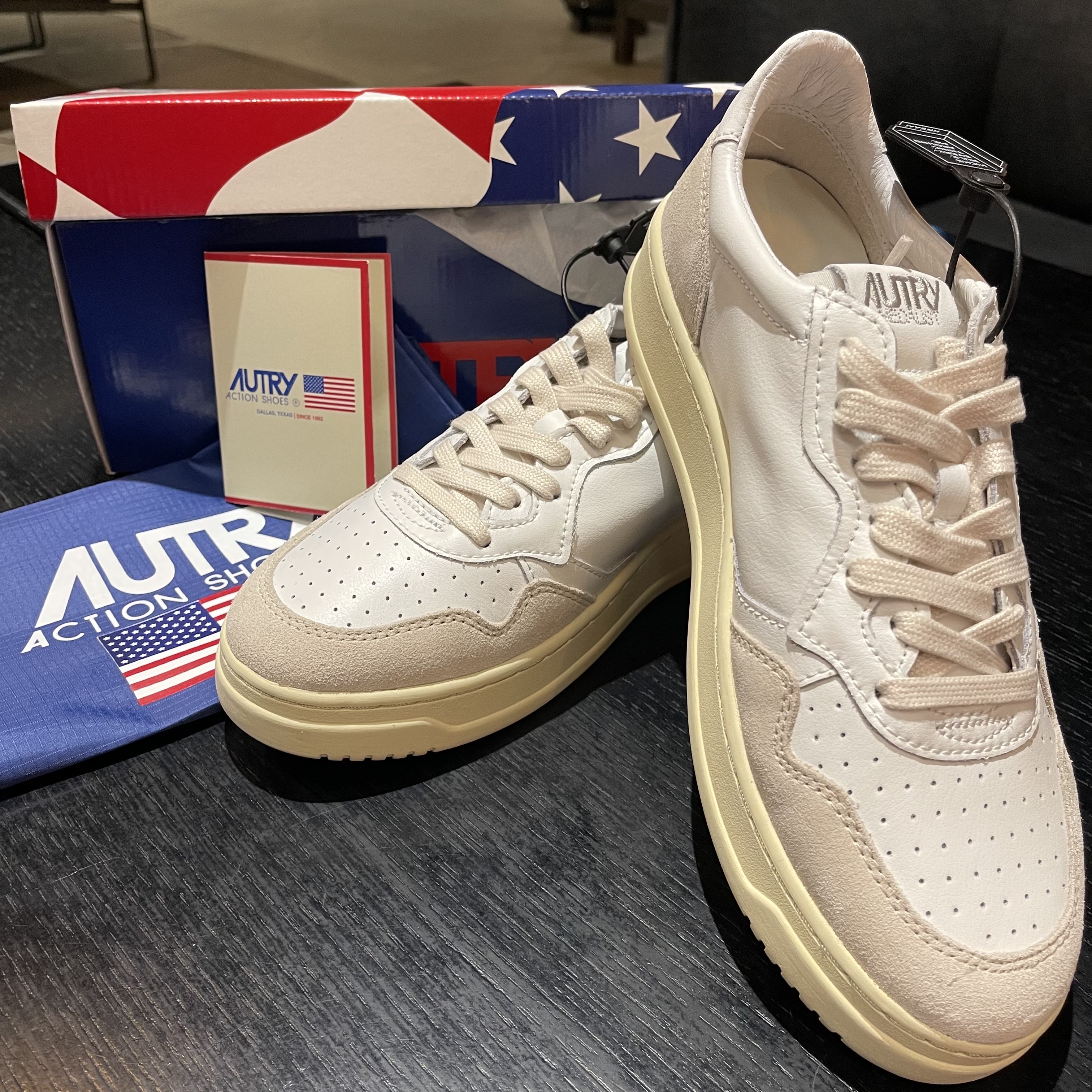 Autry Medalist Low Leather Suede Sneakers White 착용 스타일 - 1