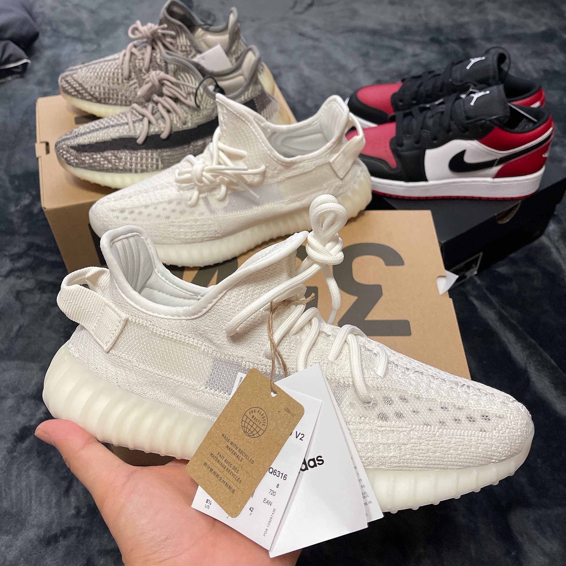 Adidas Yeezy Boost 350 V2 Bone 착용 스타일